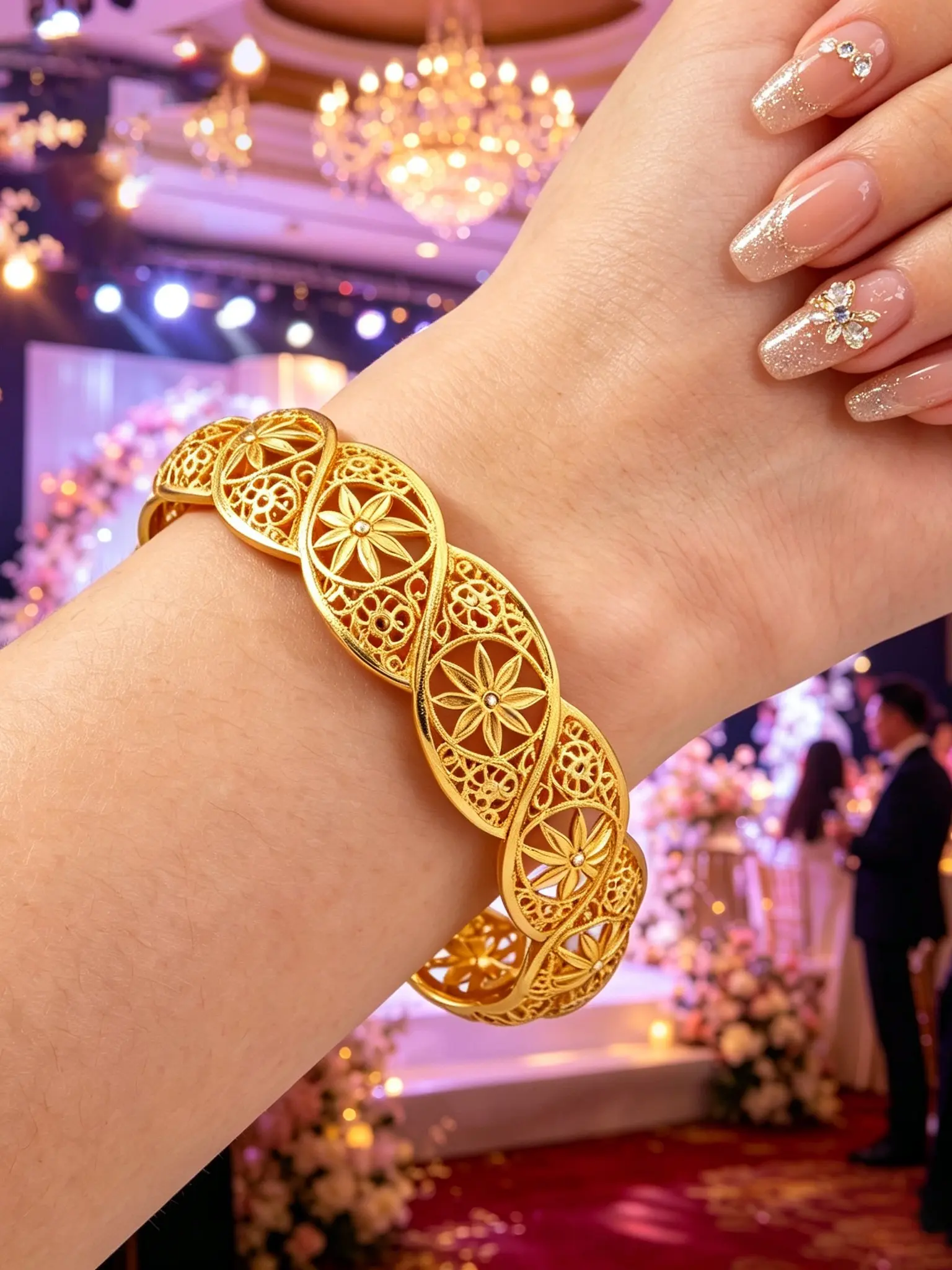 Women's Fashion Luxury 18k Closed Bracelet, Floral Pattern, Casual Style, Perfect for Parties and Weddings, Copper Alloy Bangle