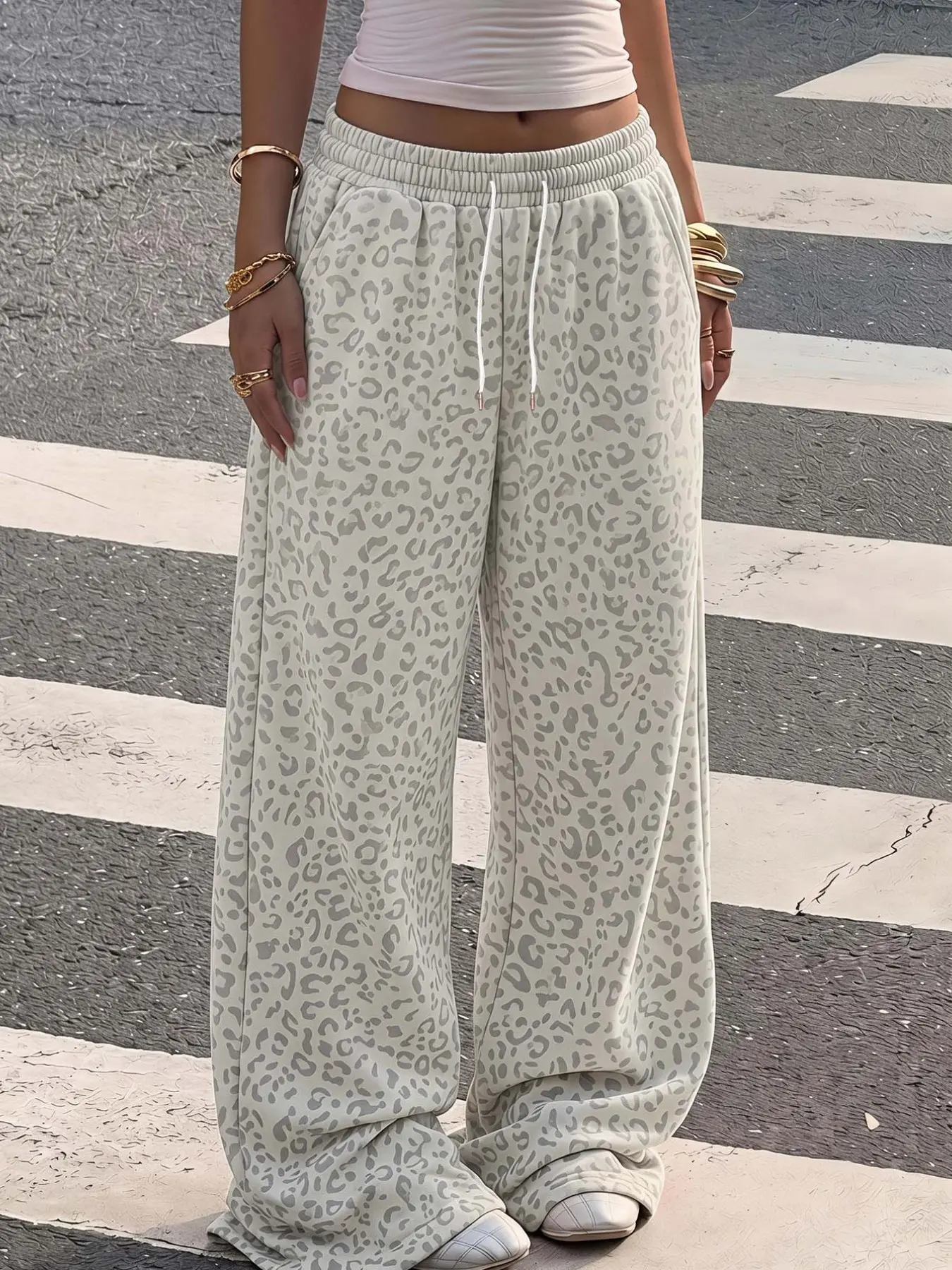 Elastic Drawstring Waist Light Gray Leopard Print Wide Leg Sweatpants, Soft Loose Draping Casual Straight Trousers, Comfortable High Waist Pants Perfect For Matching Tees And Hoodies To Create Fashionable Autumn Outfits Women And Daily Women Clothes