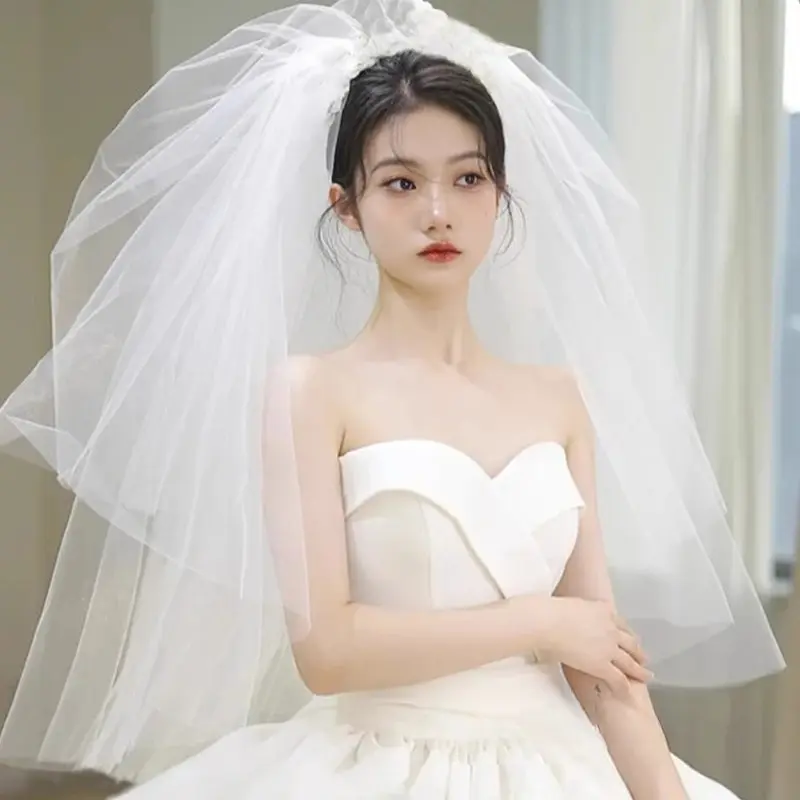 Multi-layered wedding veil, voluminous short tulle veil (with headband), elegant voluminous bow headpiece, vintage-style sheer bridal hair accessory.