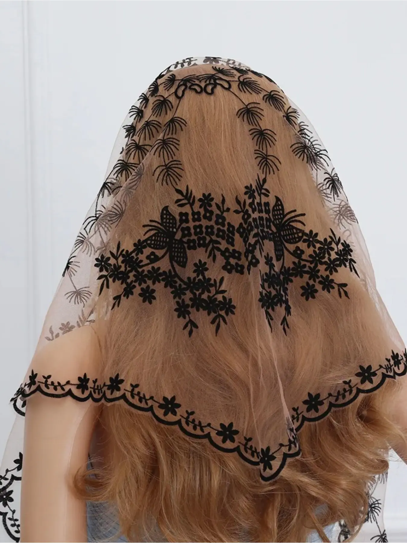 European and American fashion flower shawl versatile lace embroidered triangle scarf light and breathable church veil headscarf