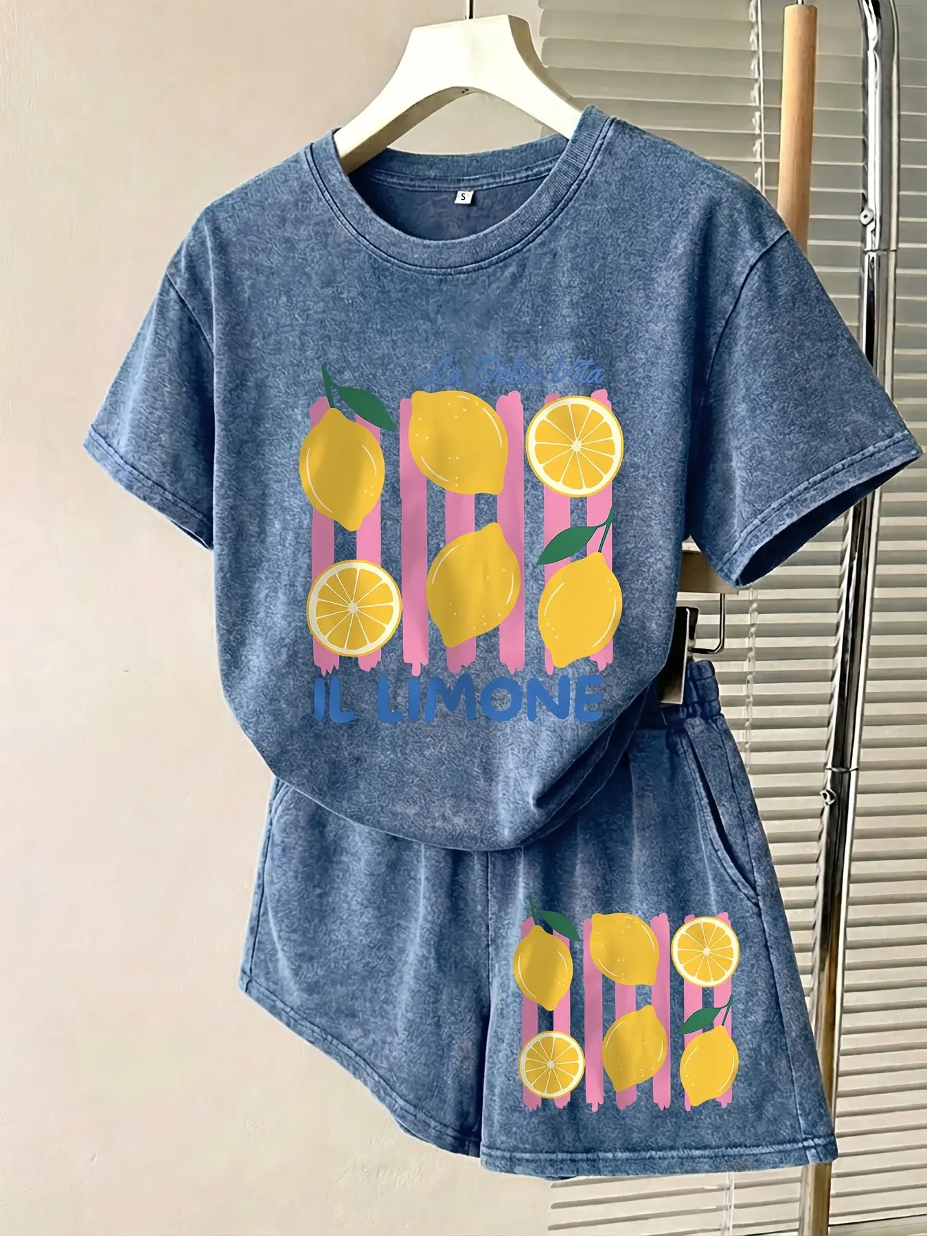 This fresh and simple lemon-themed loose-fitting distressed loungewear set features a soft, distressed base color that goes with everything, covering a wide range of Y2K sweet and spicy, casual and relaxed home styles.