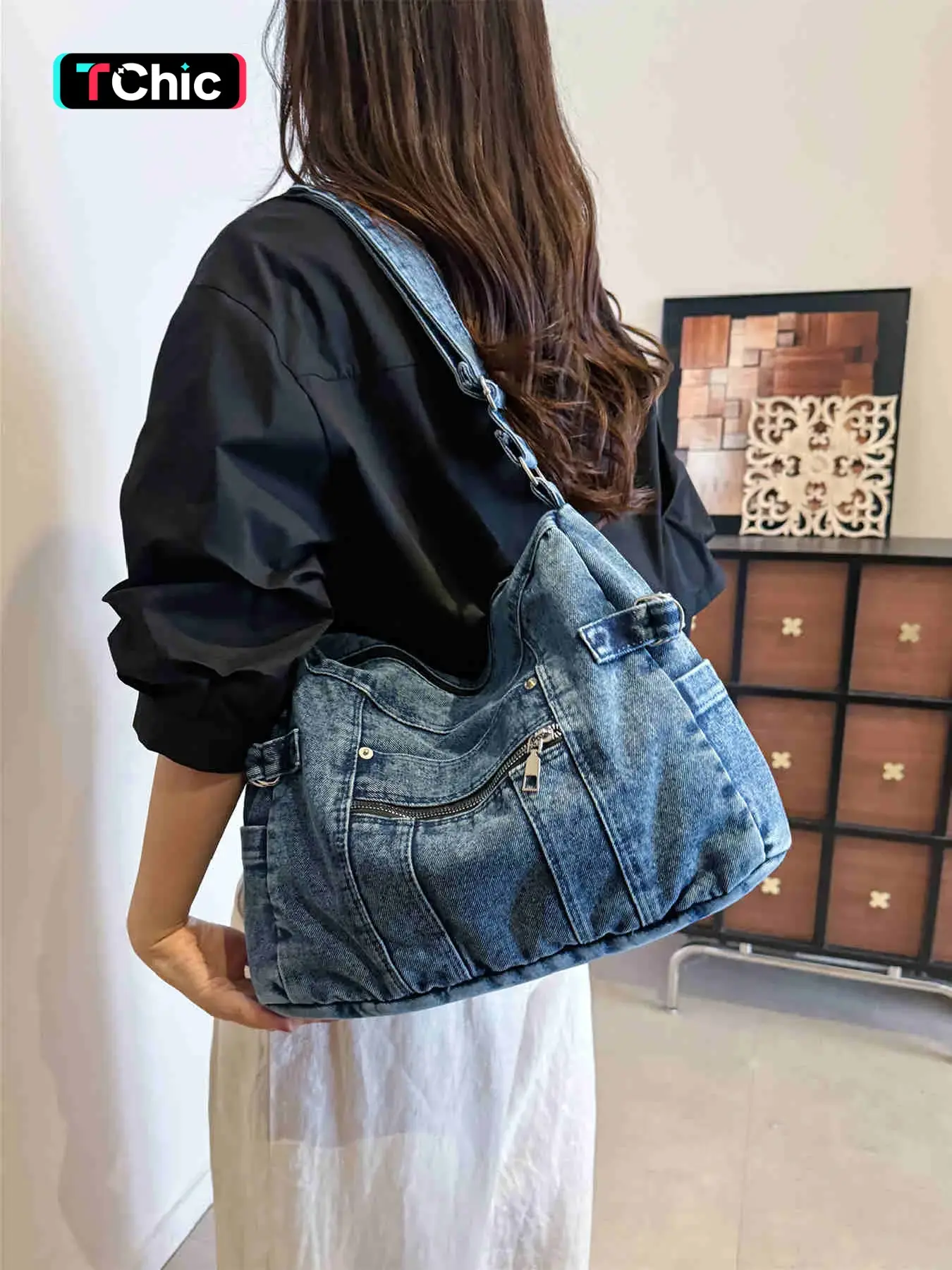 Large-capacity multi-pocket cargo tote bag, Adjustable crossbody shoulder, adjustable webbing vintage crossbody bag, featuring a zippered patch pocket and a riveted patch pocket on front, with strap hardware buckles on both sides, the shoul