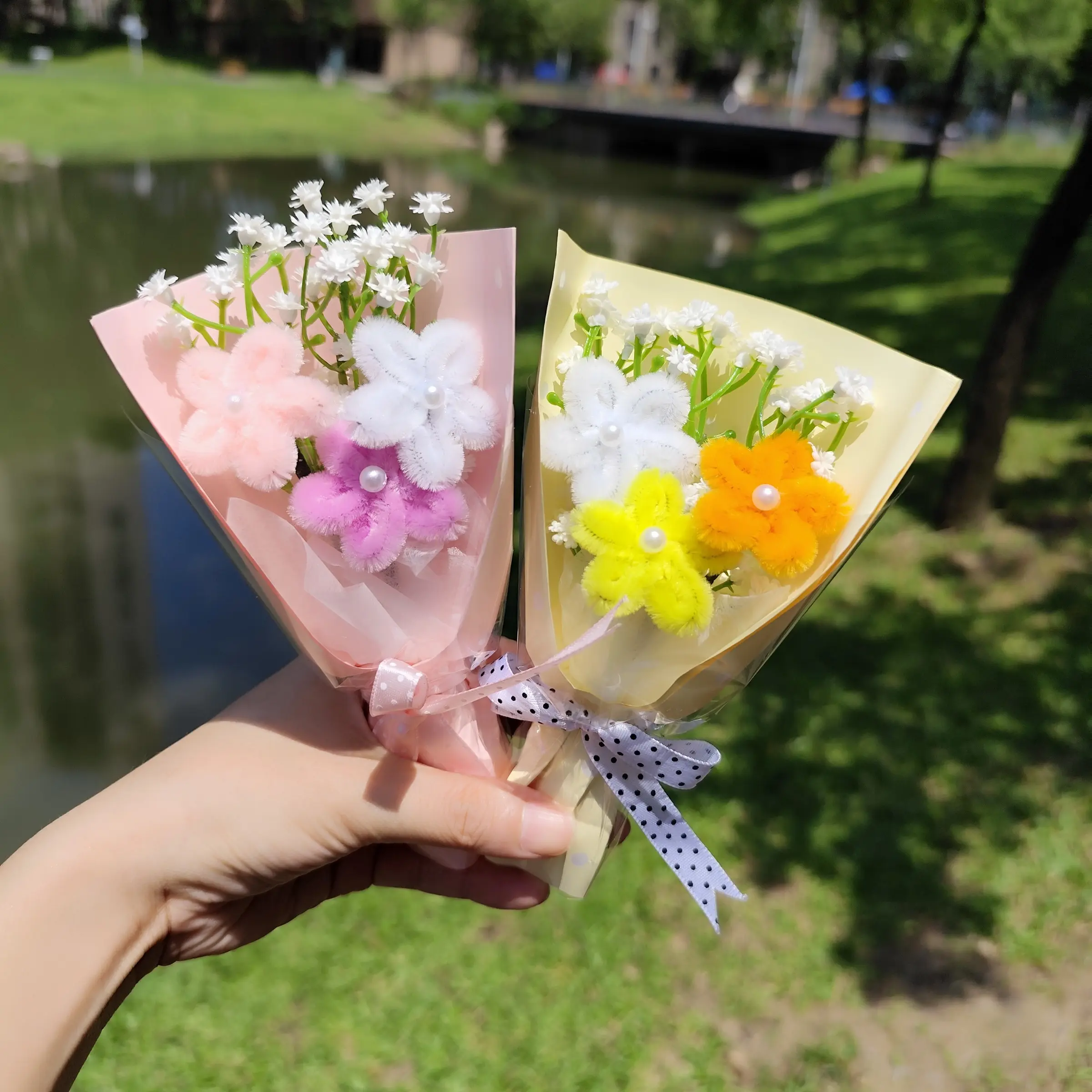 Handmade Mini Pipe Cleaner Flower Bouquet, Cute Chenille Stem Daisy Arrangement with Pearls & Gypsophila, Fluffy Forever Flower Gift for Friends, Party Home Decor