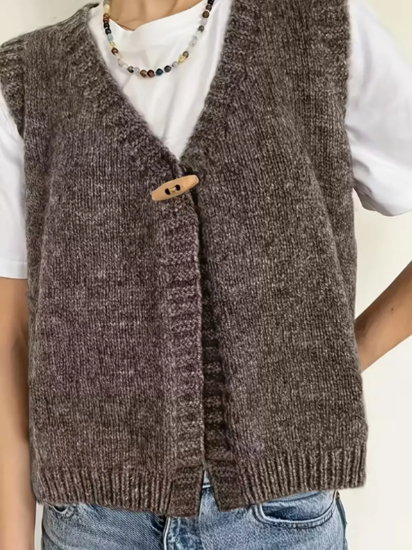 Plus Size Elegant Knit Vest, Casual V Neck Sleeveless Button Cardigan Sweater, Winter Layering Top for Women, Loose-Fitting Argyle Pattern