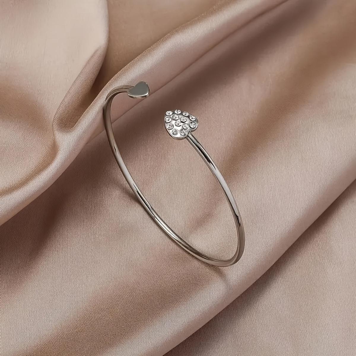 Women' Elegant Synthetic Zirconia Heart Bracelet - Minimalist Open Bangle with Heart Clasp, Valentine' Day Gift, Everyday for - Wear, Year-Round Versatile Accessory (Suitable for)