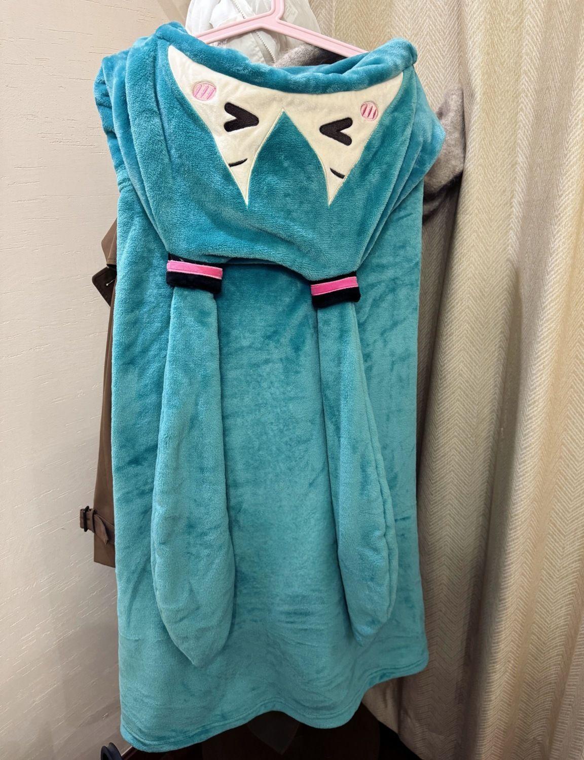 Hatsune Miku anime peripheral two-dimensional air-conditioning blanket creative cartoon cute plush hooded cloak holiday gift