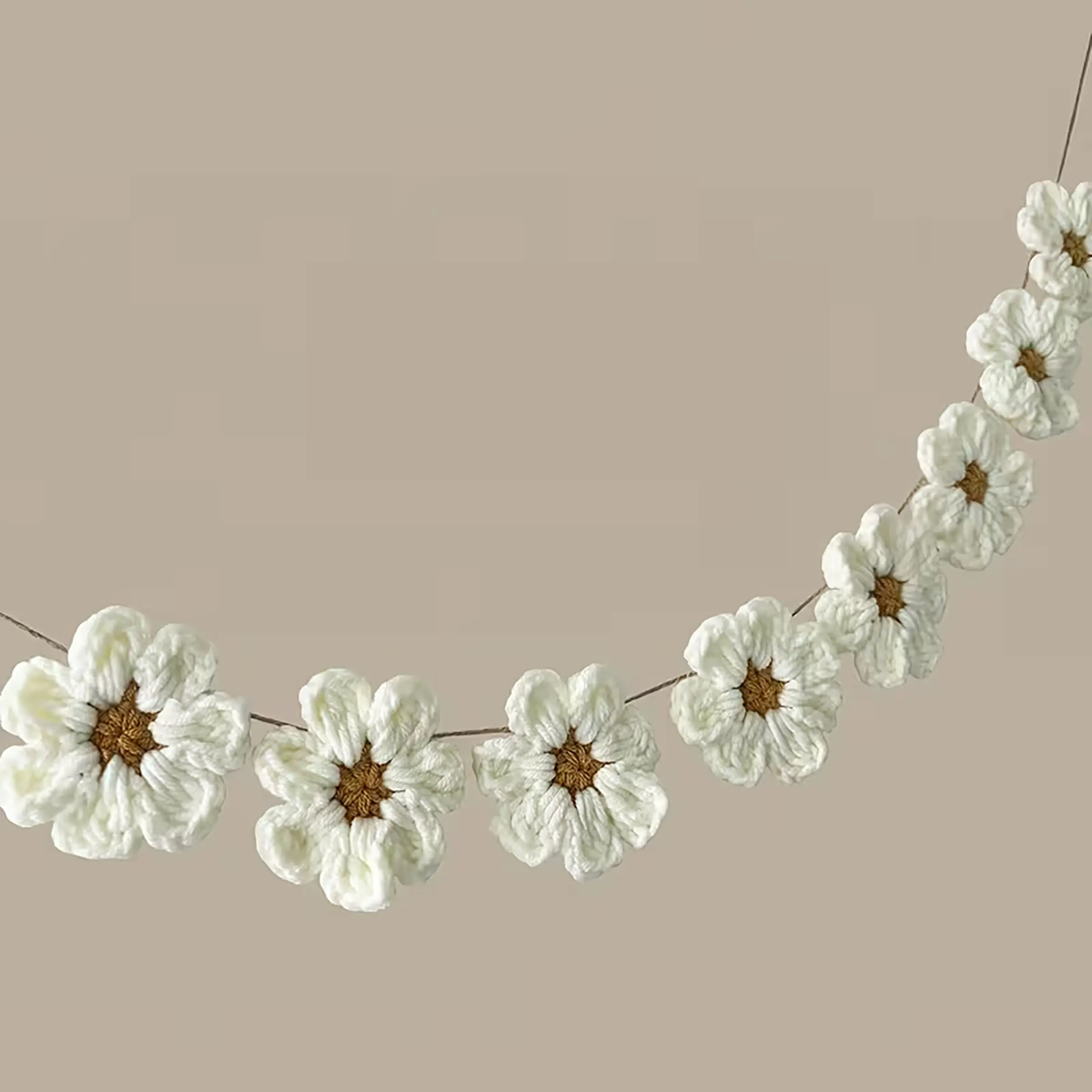 Daisy Garlands Wall Hanging, Flower Garland, Crochet Daisy Mother'S Day Decoration, Handmade Crochet Mother'S Day Garland Banner, Handmade Ornament, Home Decor for Baby Shower Gender Reveal, Wedding Birthday Party Decoration, 8pcs Daisy in 1Set