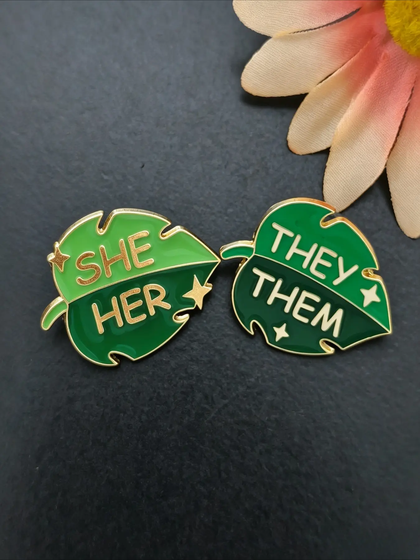 2Pcs Green Leaf Shape SHE/HER THEY/ THEM Pronoun Enamel Pin Set, Gender Identity Badge Lapel Brooch, Enamel Lapel Pins for Jackets Backpacks, Ideal Gift for LGBTQ Community & Allies