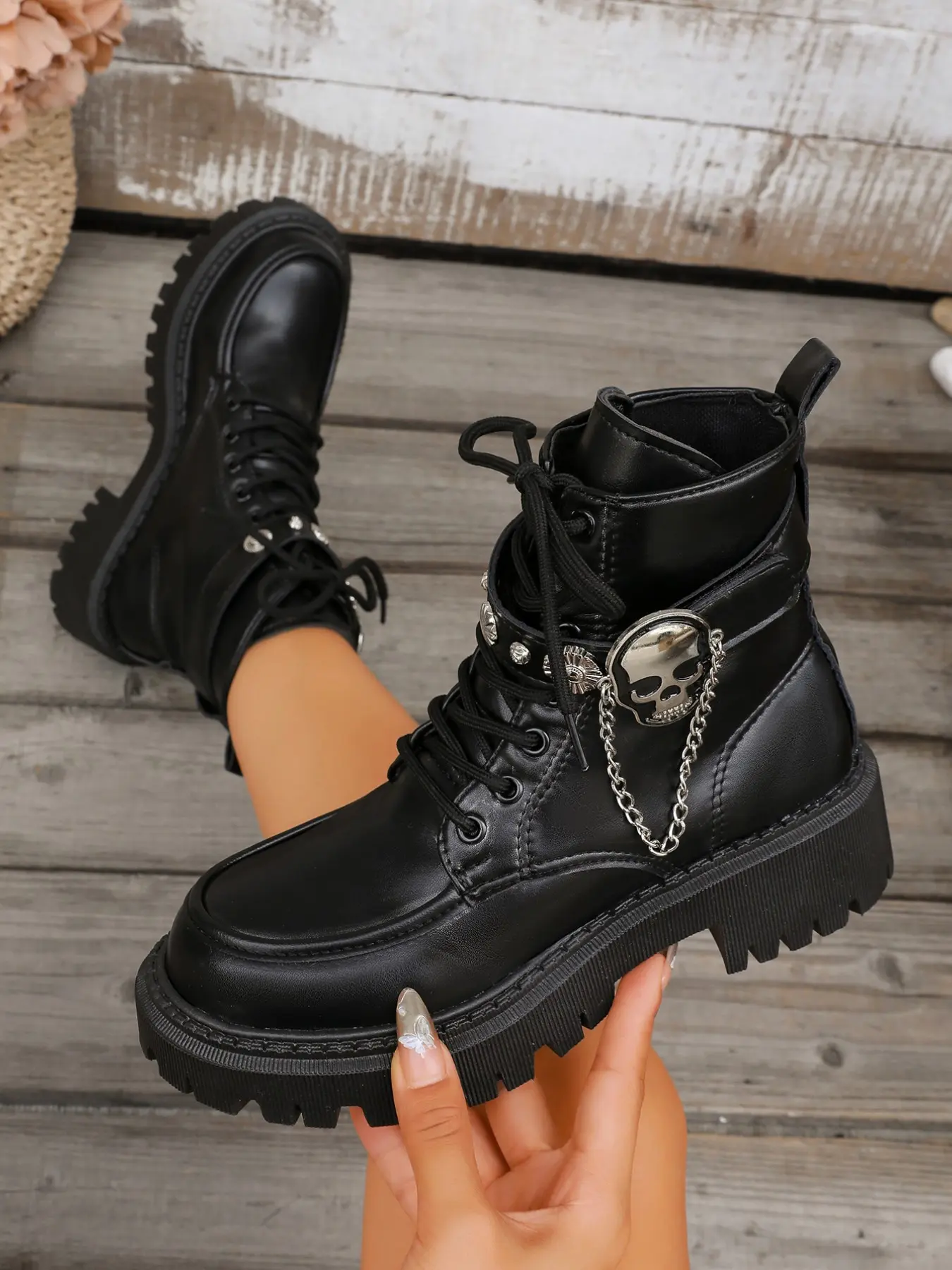 Women's Fashion Retro Motorcycle Boots, PU Leather Chunky Lace Up Goth Casual Gothic Boots, Skull Chain Rivet Strap, Thick Sole Anti-Slip, Street Punk Daily Wear, Lacing Design