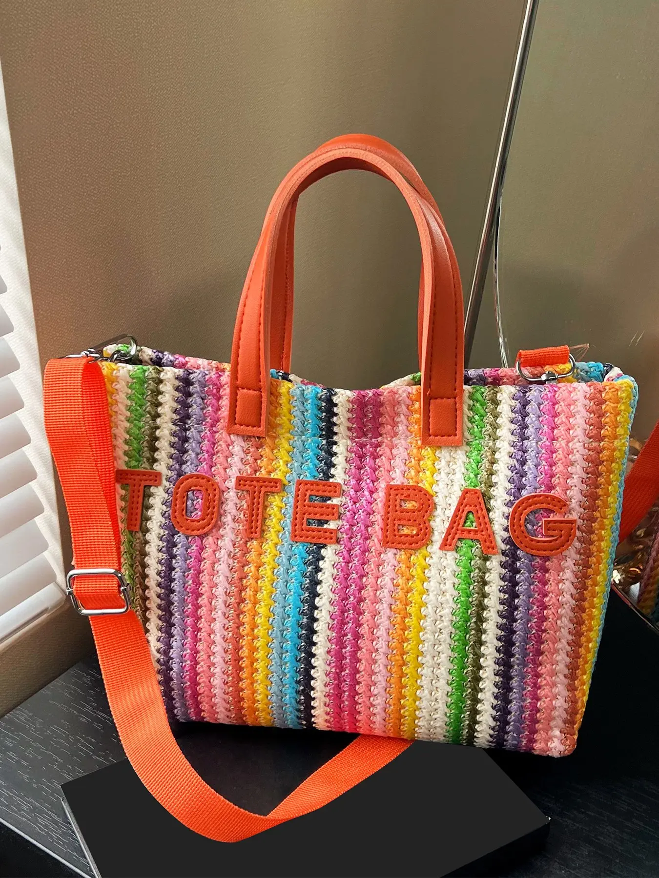 Rainbow-striped woven handbag, with large capacity and multiple carrying methods that can be freely combined. It combines the atmosphere of a vacation with daily practicality, is fashionable and eye-catching, and is extremely suitable for taking photos.