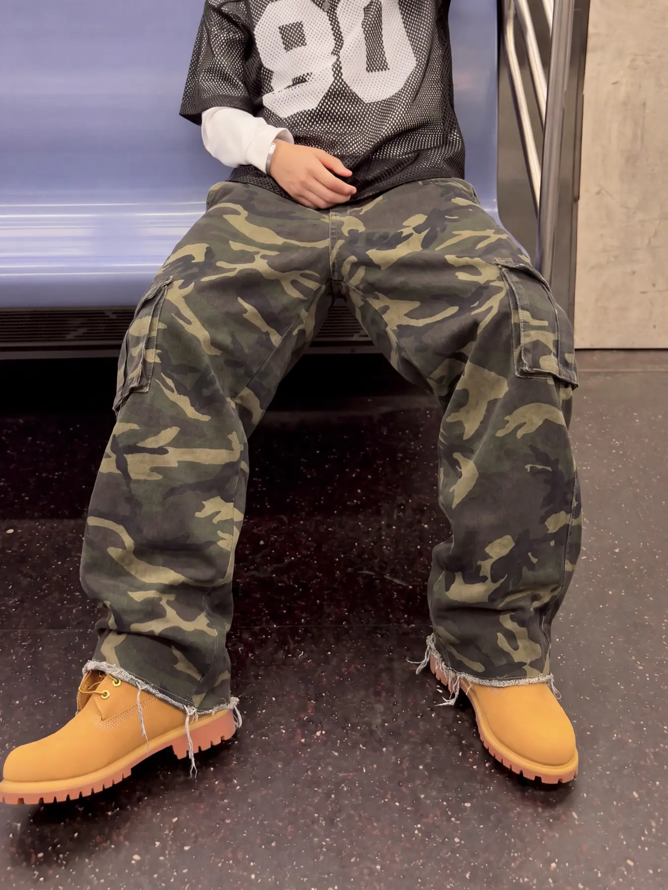 Men's Outdoor Army Green Camouflage Cargo Pants, Loose Straight-Leg Fit with Large Side Pockets and Frayed Hems, Y2K High-Street Fashion Style, Versatile Casual Camouflage Cargo Pants for Everyday Wear, Commuting, Travel, and Camping, Baggy
