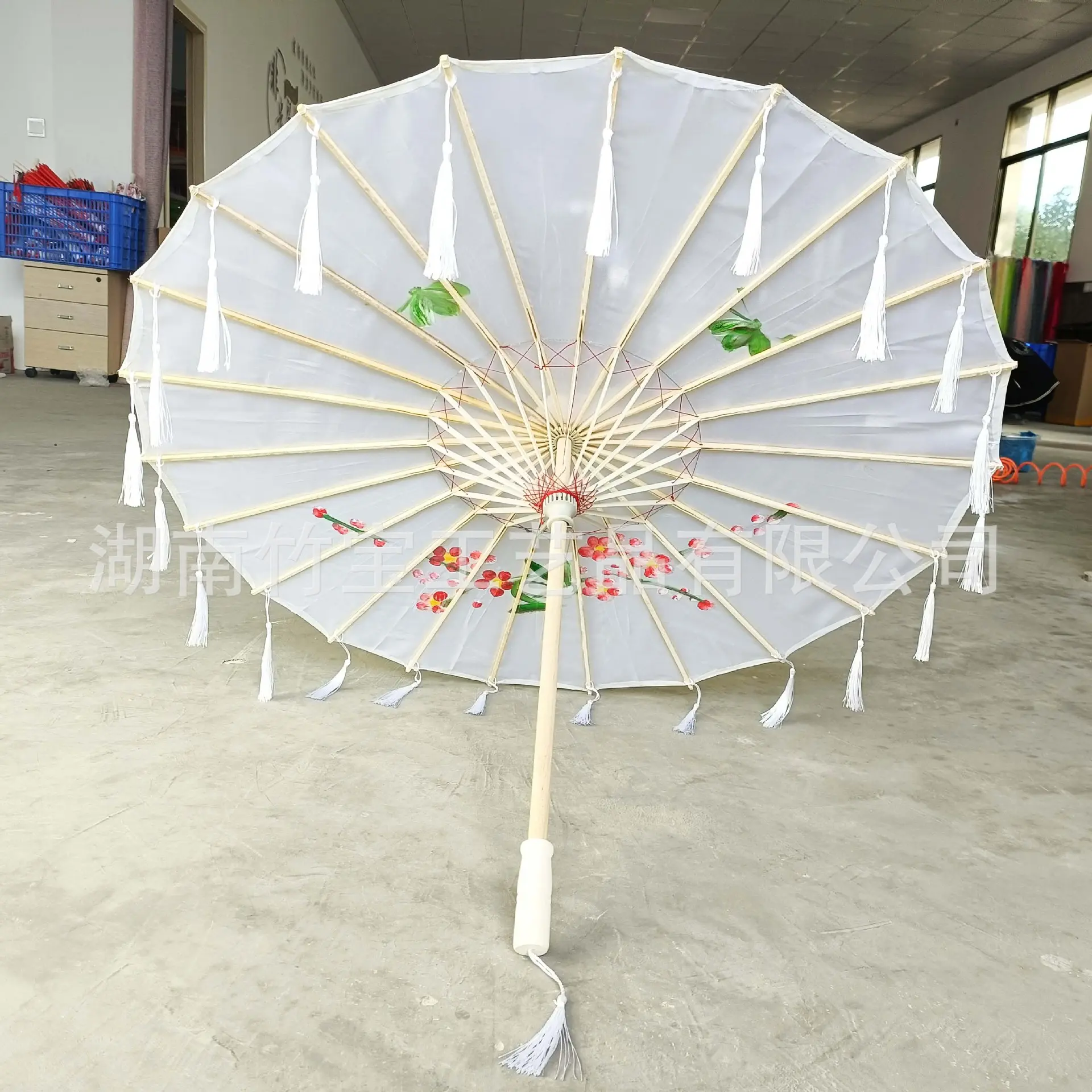 Solid wood handle silk fabric umbrella with tassels, available in large, medium, and small sizes, suitable for children and students, for dance performances, photo shoots, and runway shows