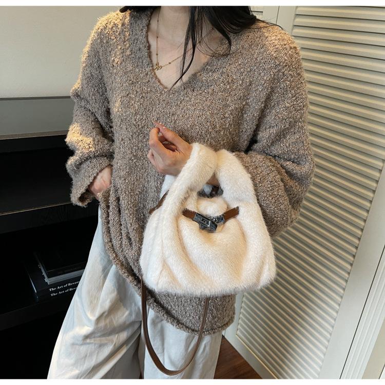 New Winter Faux Fur Top Handle Bag Korean Fashion Crossbody Bucket Bag for Women Comfortable and Versatile Texture Shoudler Bag