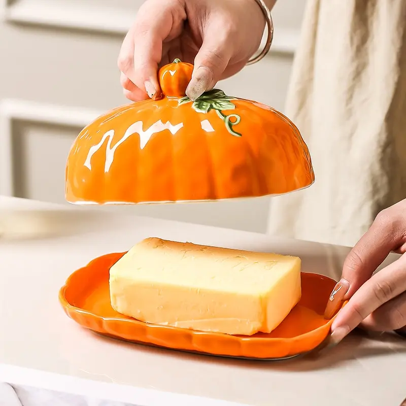 Pumpkin-Shaped Butter Dish with Lid, ceramic butter storage jar, dust-proof kitchen storage dish, perfect for kitchen countertops, Halloween butter storage container, pumpkin-shaped butter dish and snack plate, Halloween food container