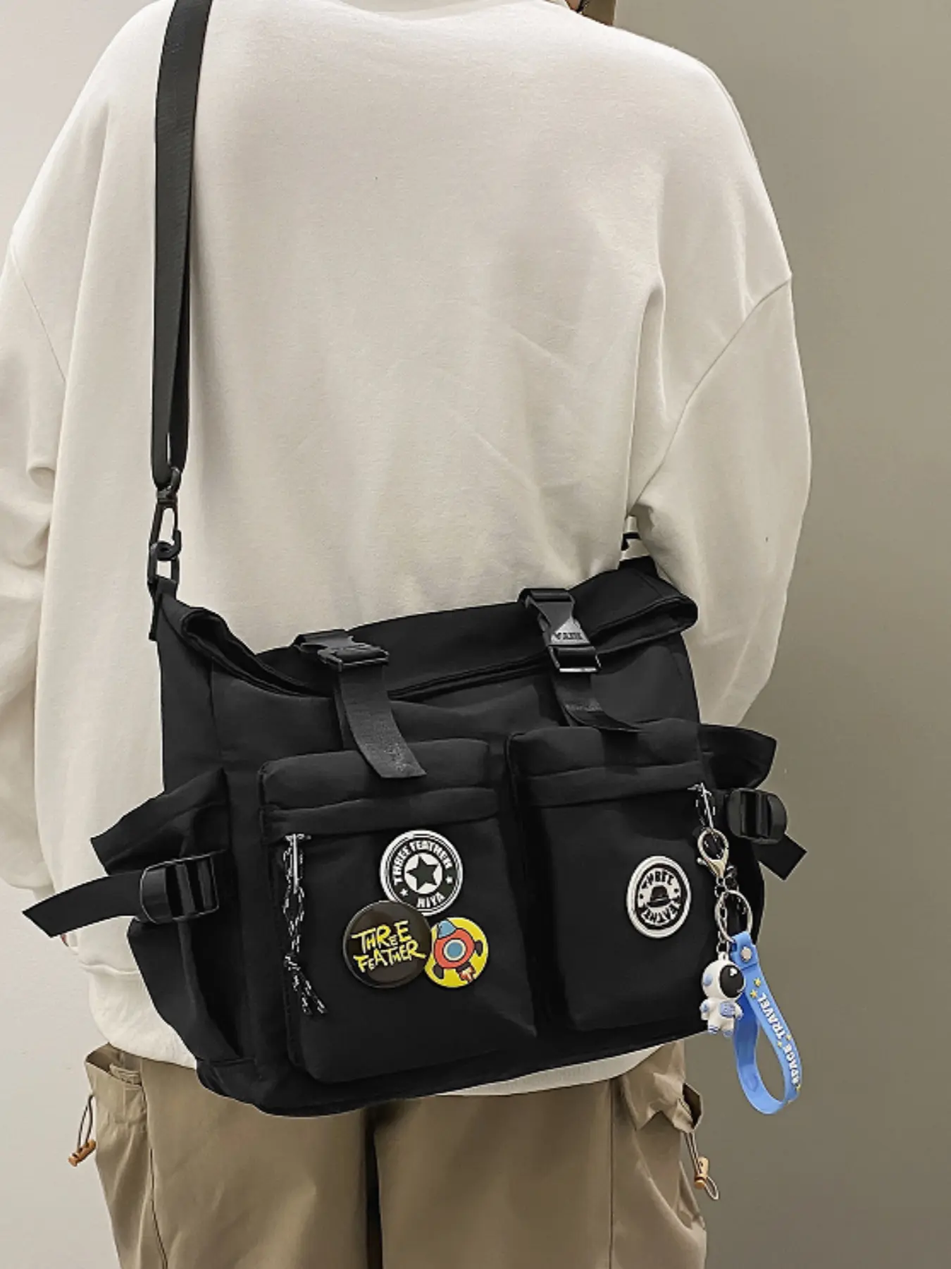 Fashion lazy style large-capacity multi-pocket messenger bag, paired with cute cartoon badge accessories, adjustable wide strap unisex daily commute crossbody/sling bag