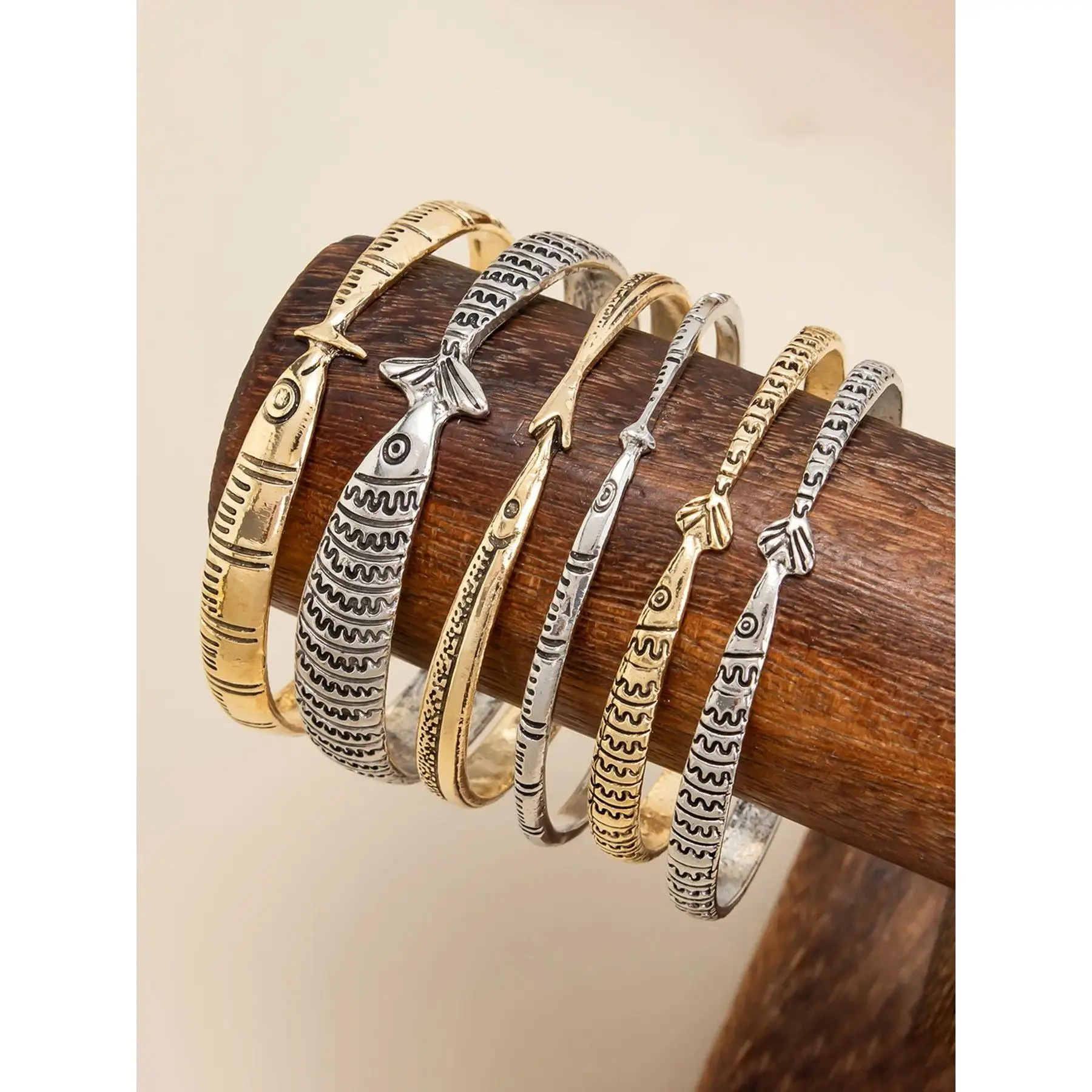 Women's 6-Piece Retro Tribal Alloy Bangle Set - Carved Fish Pattern, Ocean Theme, Layered Stackable Arm Candy Costume Jewelry, Bracelets for Women, Arm Candy Accessories, Unisex