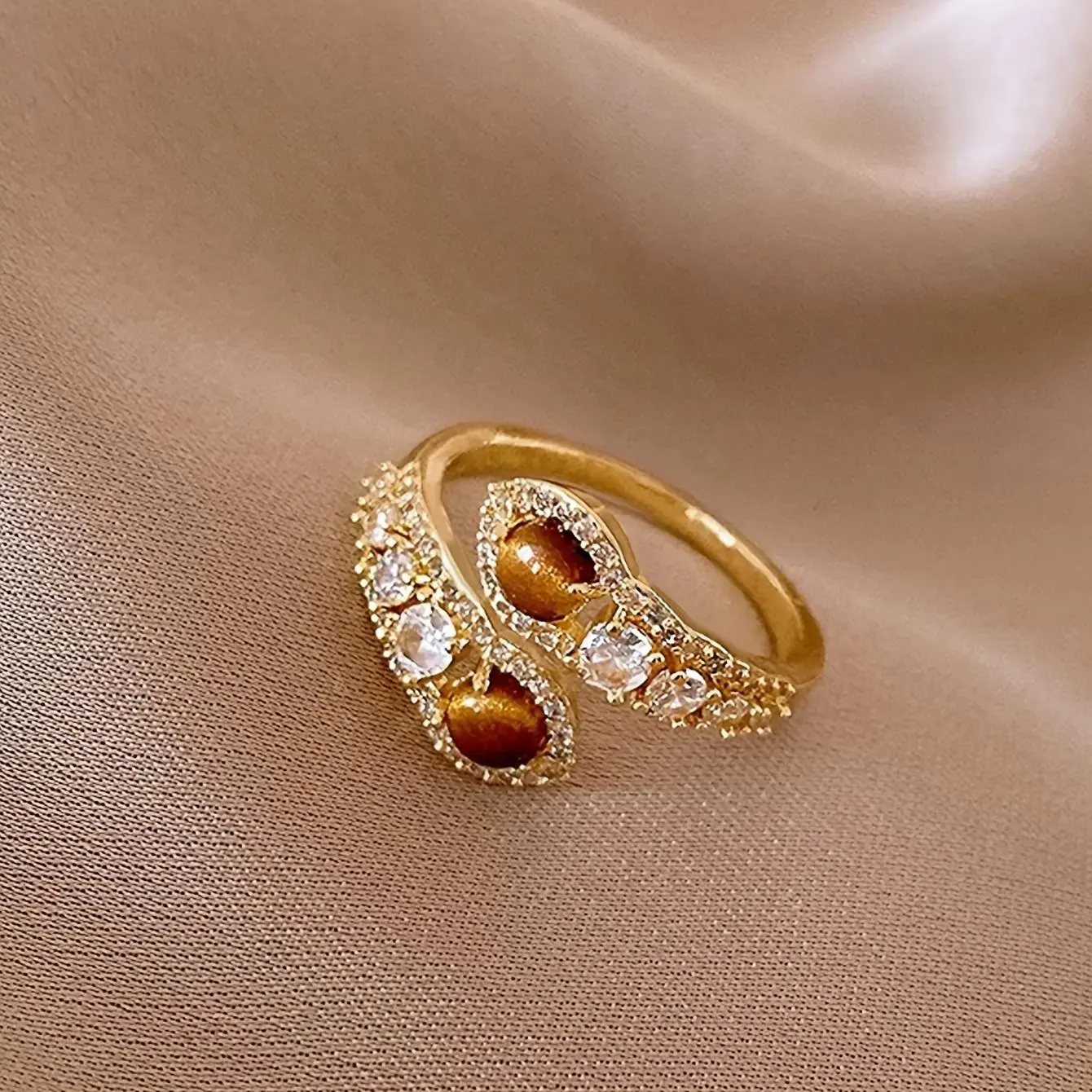 Women's 1pc Snake Bite Motif Ring - Metal Coating Copper, Tiger Claw-Inlaid Cubic Zirconia, Elegant Light Luxury Niche Design, 1-Piece Plain Style for Daily Commuting, Casual Wear, One-Piece