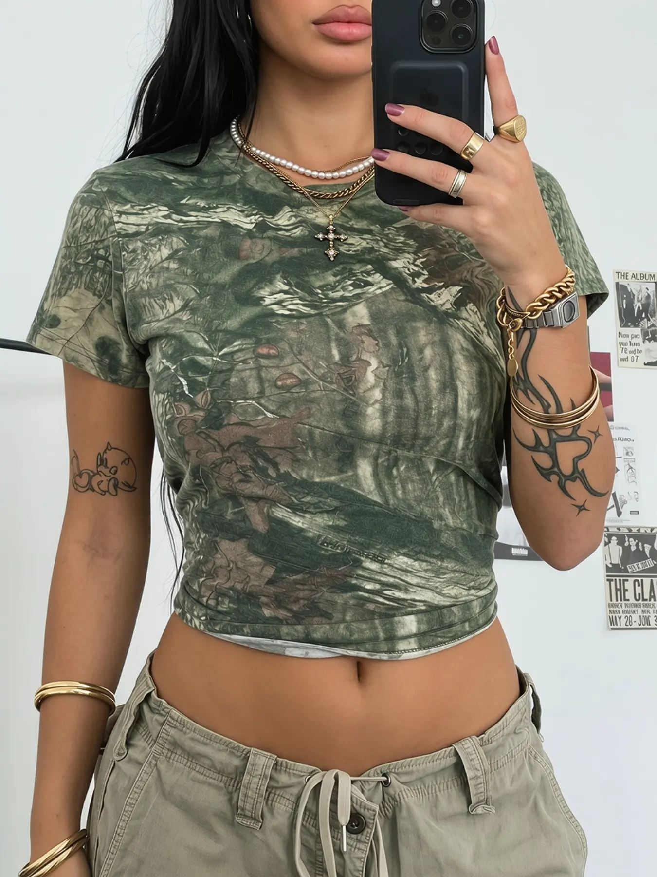 Women's Slim-fit Green Camouflage T-shirt, Crew Neck Short-sleeve Cropped Top, Casual Camouflage Printed Blouse, Ideal for Streetwear, Street Style and Daily Wear