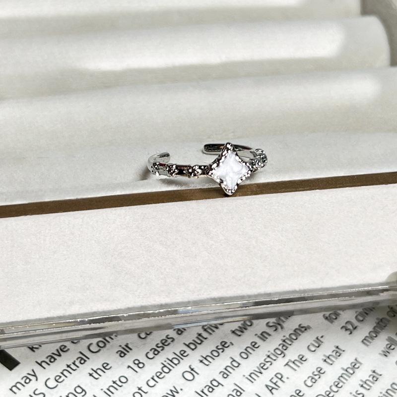 Fashionable vintage-style sweet and cool white enamel butterfly and Saturn fashion ring for women, niche minimalist geometric personalized ring gift