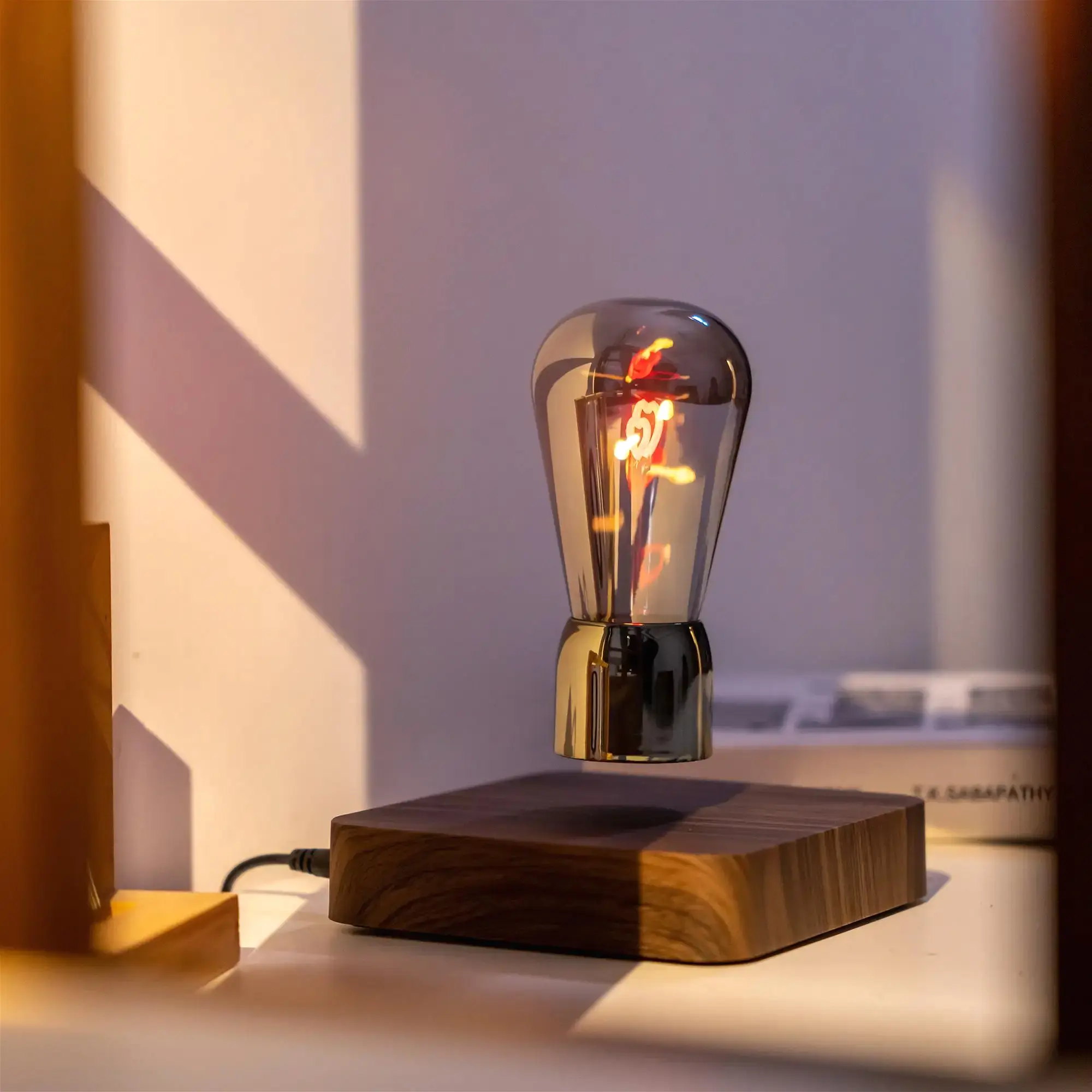 Minimalist Magnetic Levitation Desk Lamp - 7.9" Cube Acrylic/Glass Arrow-Piercing Floating LED Bulb, 360-degree Continuous Rotation, Wireless Induction LED Night Light, Indoor Use Decoration, Father's Day/Birthdays Gift