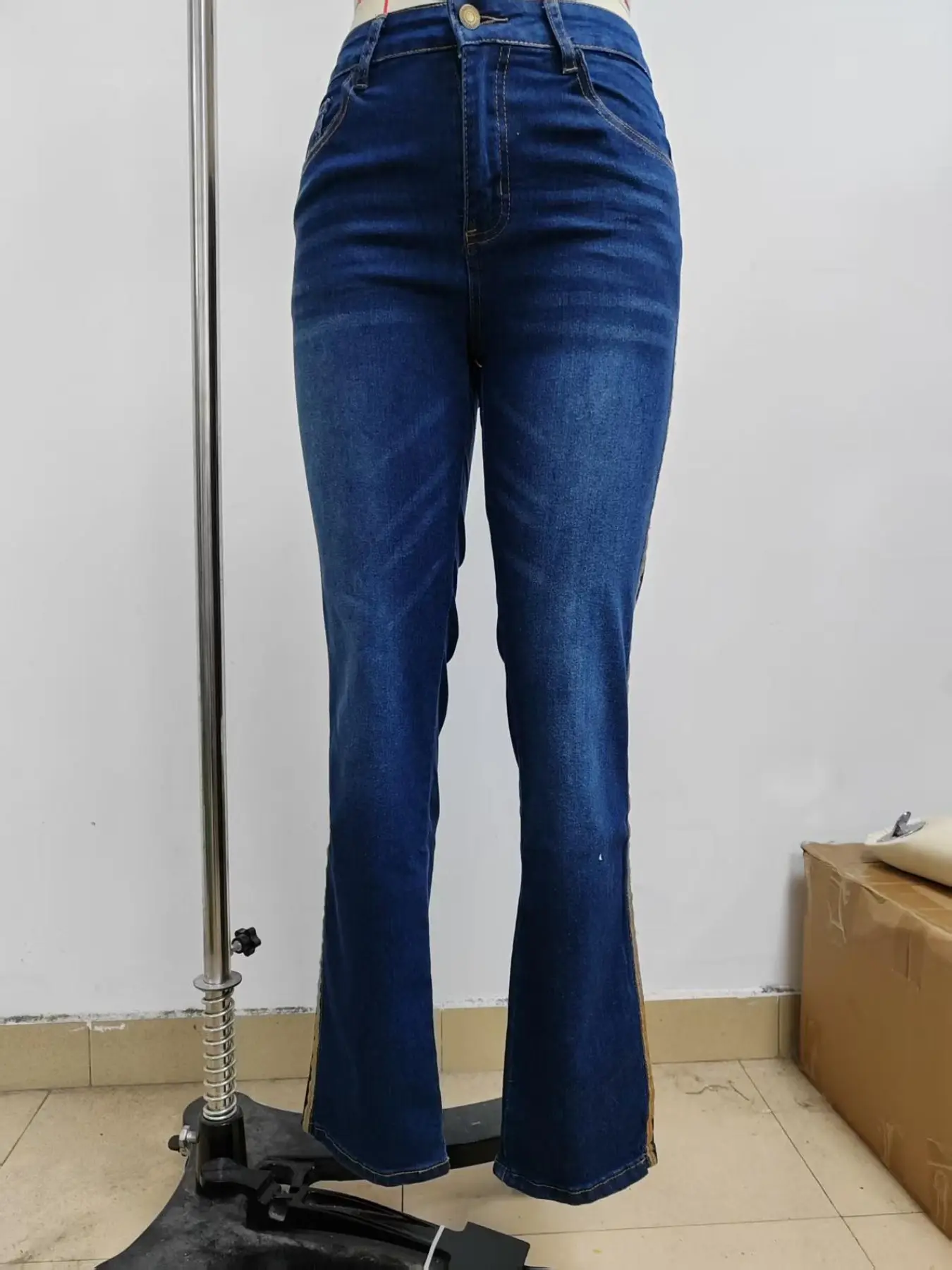 Fashionable Daily Women's Side Bone Embroidery Jeans, Slim Straight Leg Long Pants, Stylish and Comfortable, Perfect for Everyday Wear