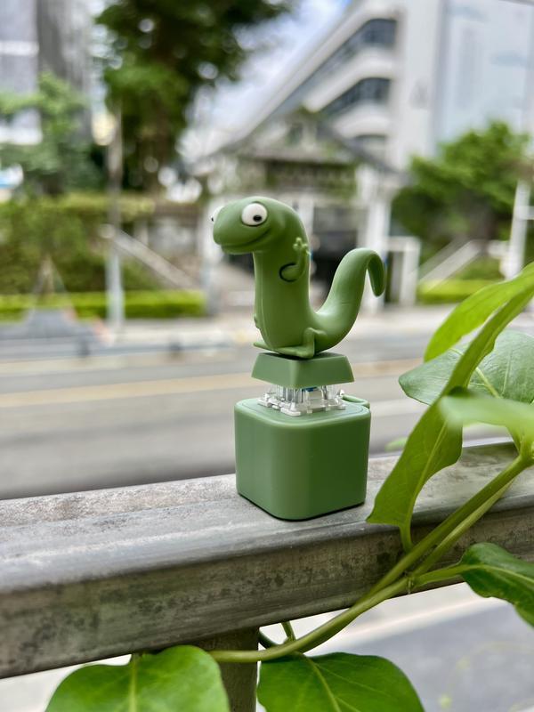 2025 Christmas Gift Lizard Button Keychain with Rechargeable LED Light &Realistic Croak-Color-Changing Fun Toy for Kids & Adults,TikTokShopBlackFriday girl  room  accessories i̇phone  16  pro  cases