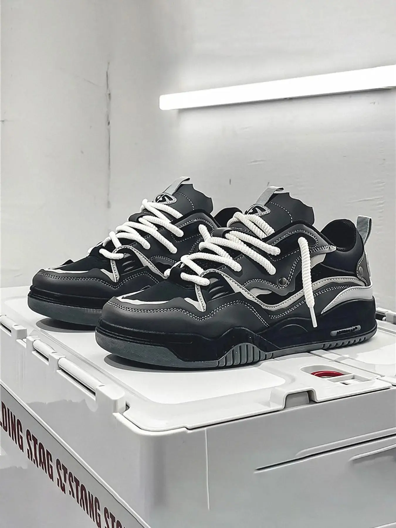 Men's Fashion Lace-Up Low Top Sneakers, Casual Breathable Comfort Trendy Running Shoes, Versatile Round Toe Daily Wear Sports Shoes, Durable and Non-Irritating