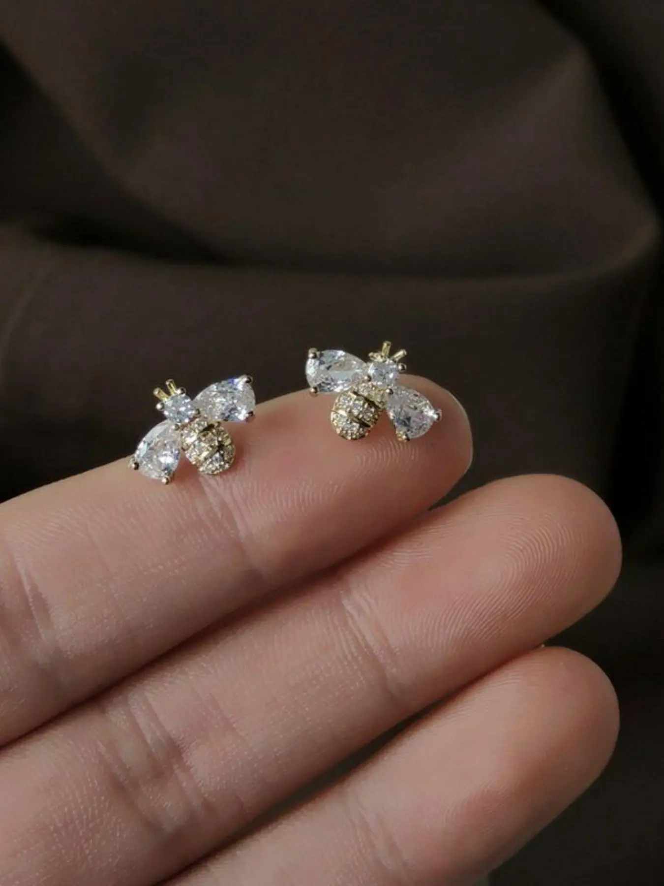 A pair of vintage bee-shaped earrings, stylish, elegant, and charming, suitable for daily wear and parties, making them a delightful gift for friends.