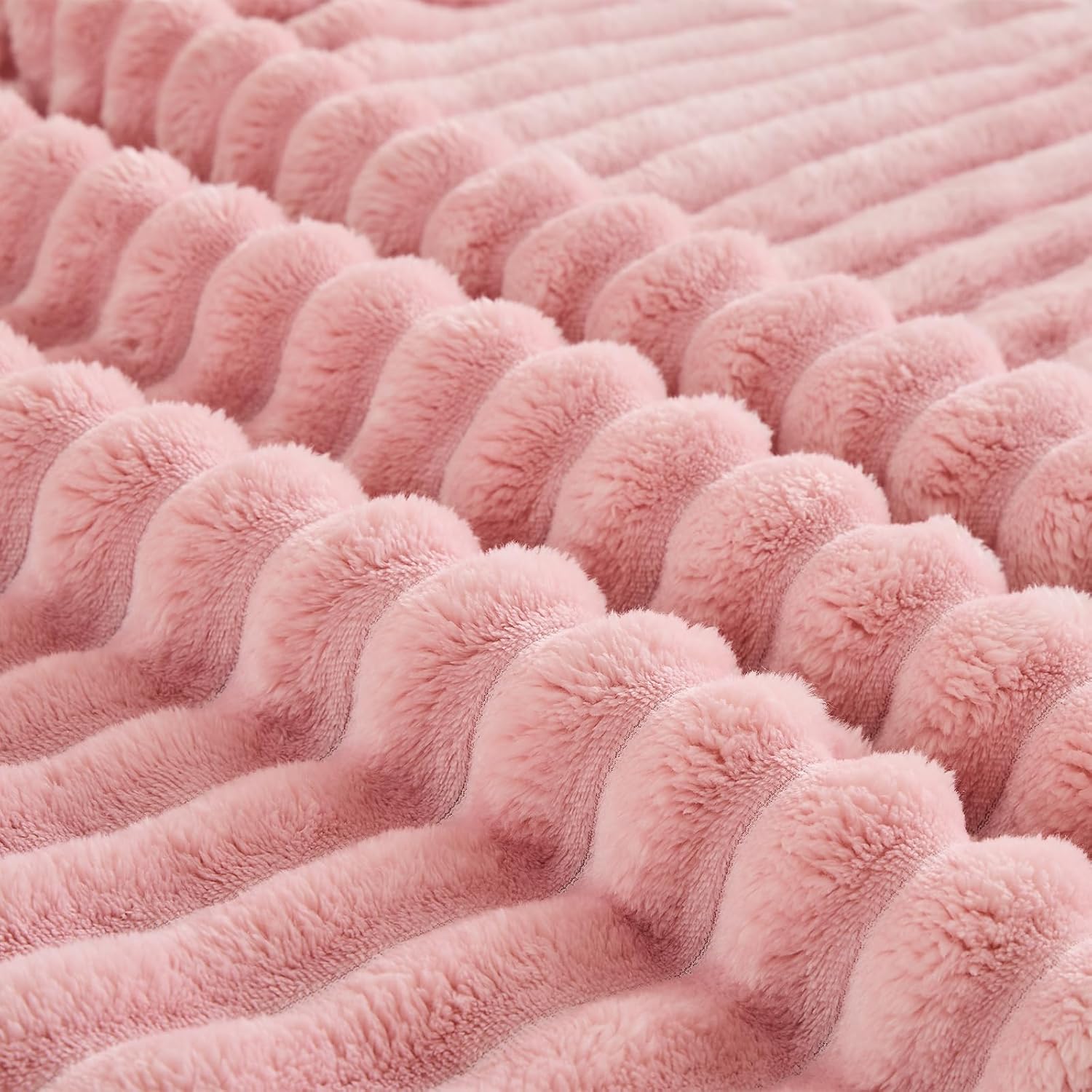 Soft Flannel Sofa Blanket, Comfortable Plush Striped Sofa Bed Cover, Lightweight Decorative Ribbed Rug, Ideal for Men and Women