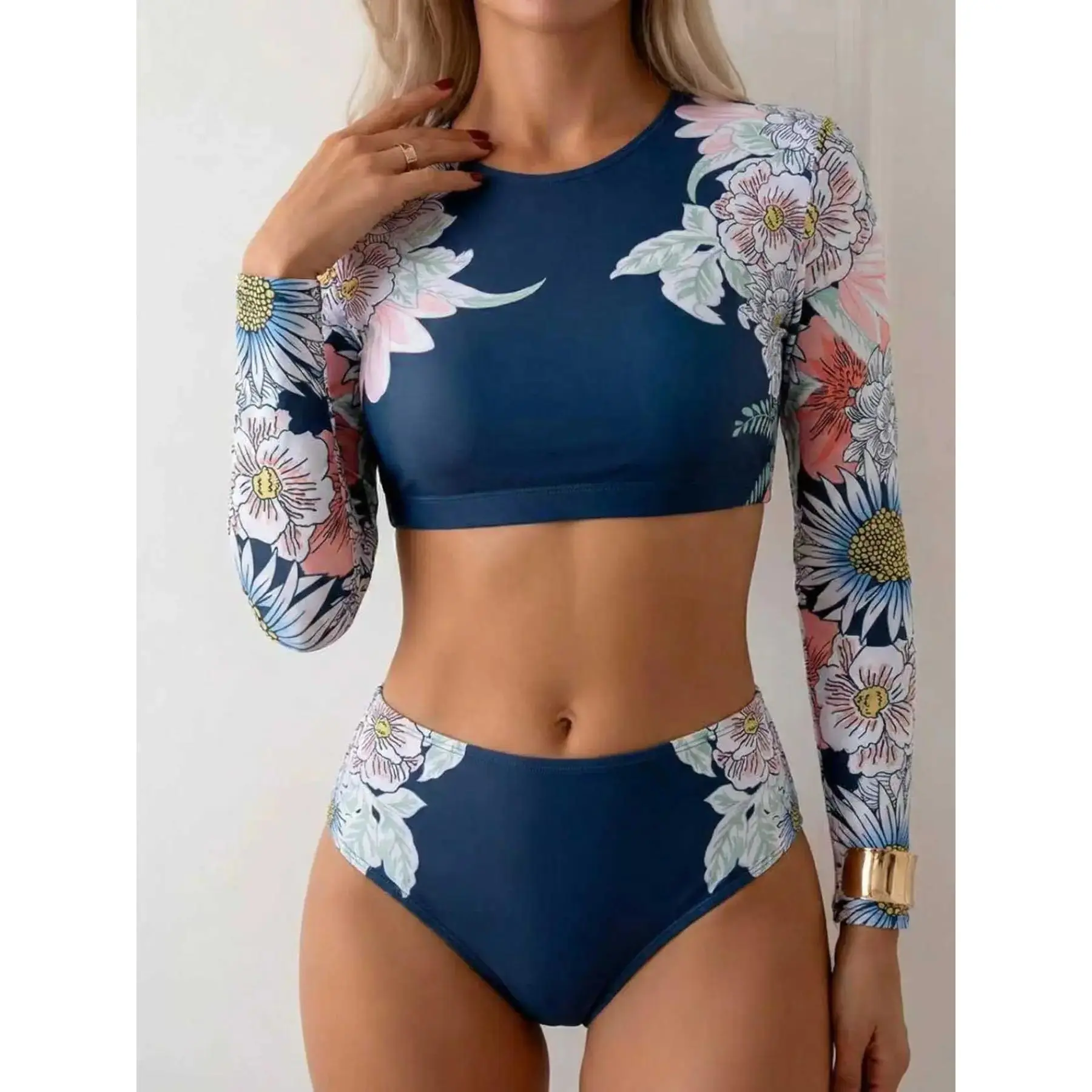 Women's 2-Piece Swimwear Set, Long Sleeve Top with Inner Bra, Stylish Shorts for Beach Relaxation, Rash Guard Swimsuits, Rashguards