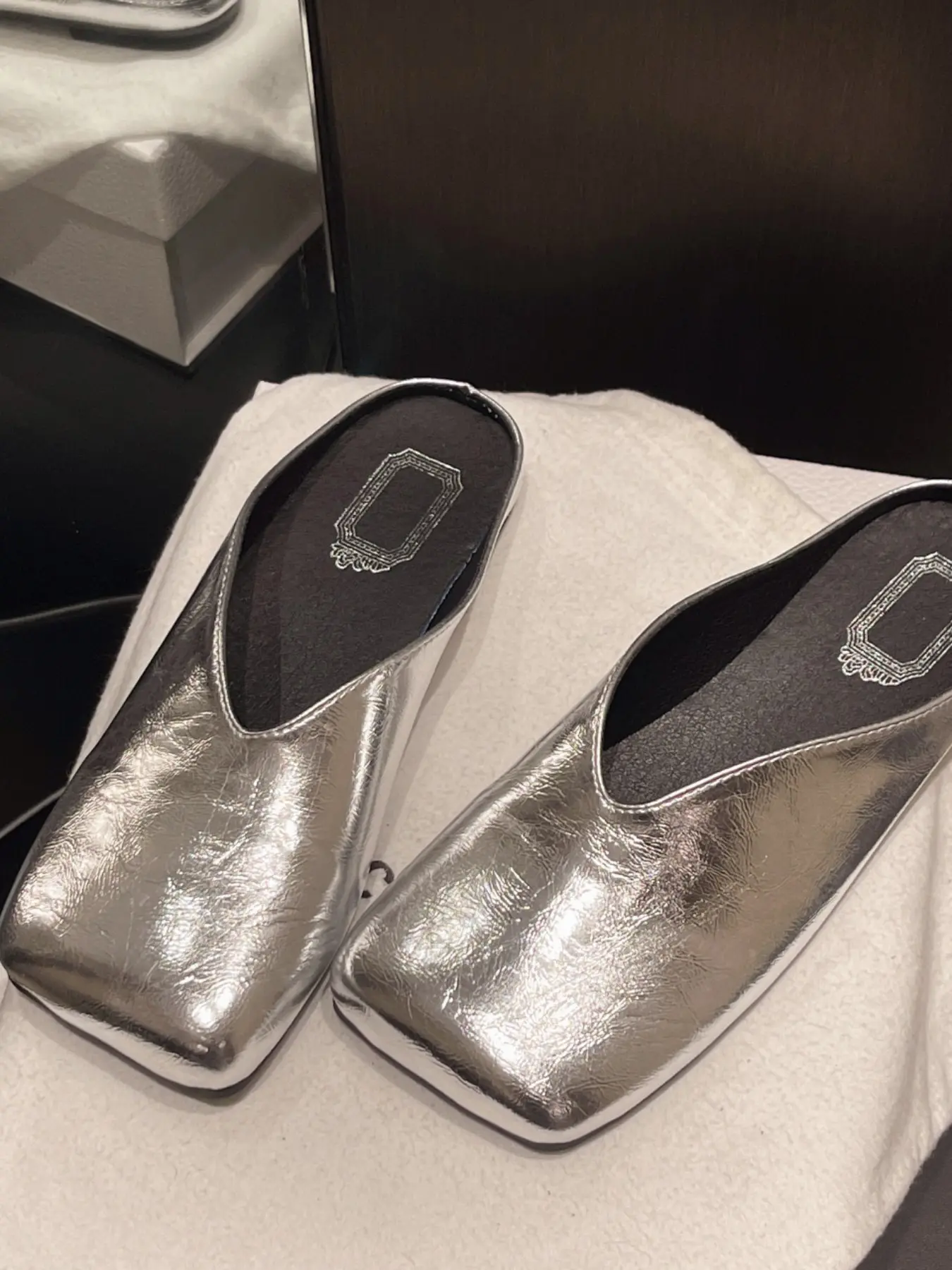 Women's Folded Metal Texture PU Slippers, V-Opening Slip-On Mules, Soft Shock-Absorbing Non-Slip, Office & Casual, Silver Color