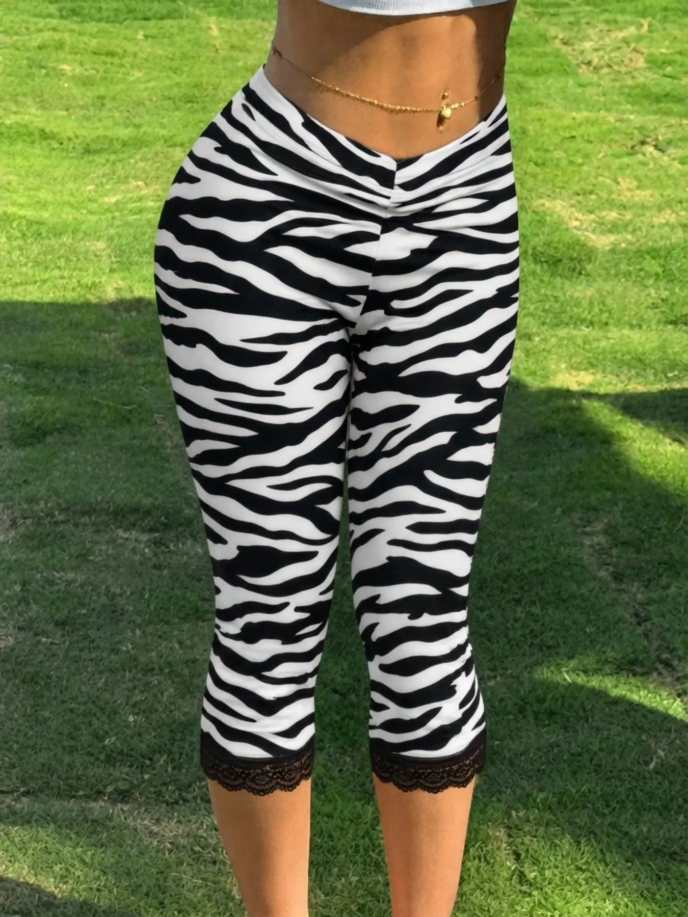 Women's Hot Pink Zebra Print V Front Waist Lace Hem Capri Leggings, High Stretch Slim Fit Mid-Calf Pants, Y2K Gothic Casual Bottoms