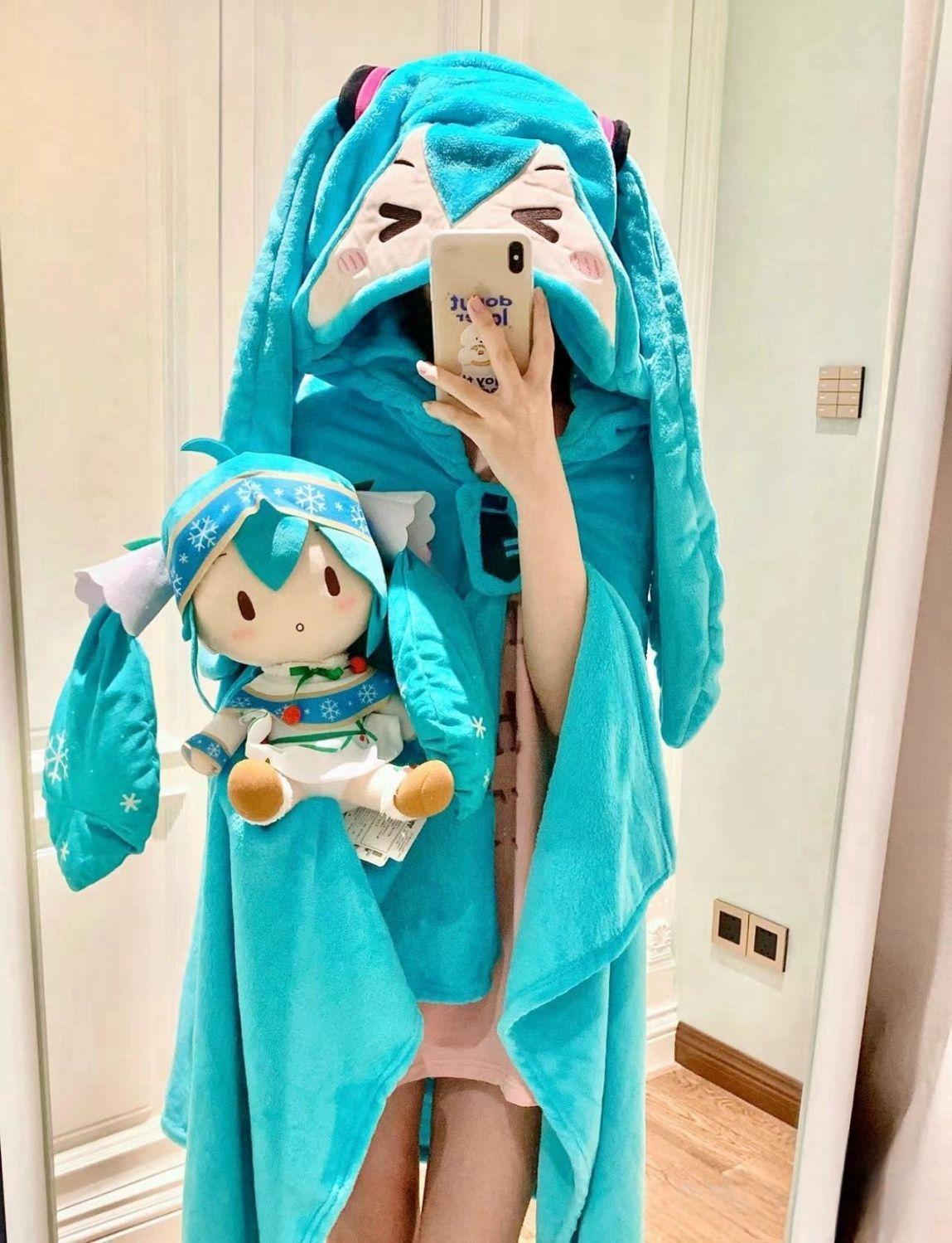 Hatsune Miku anime peripheral two-dimensional air-conditioning blanket creative cartoon cute plush hooded cloak holiday gift