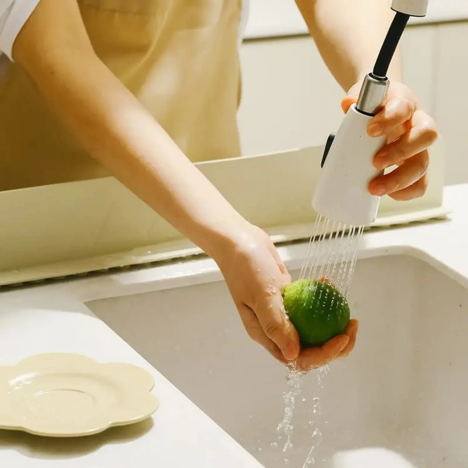 2Pcs Silicone Sink Splash Guard Kitchen and Bathroom Soft Silicone Water Retaining Board Waterproof Silicone Board Integrated Full Suction Cup Splash-Proof Retaining Strip