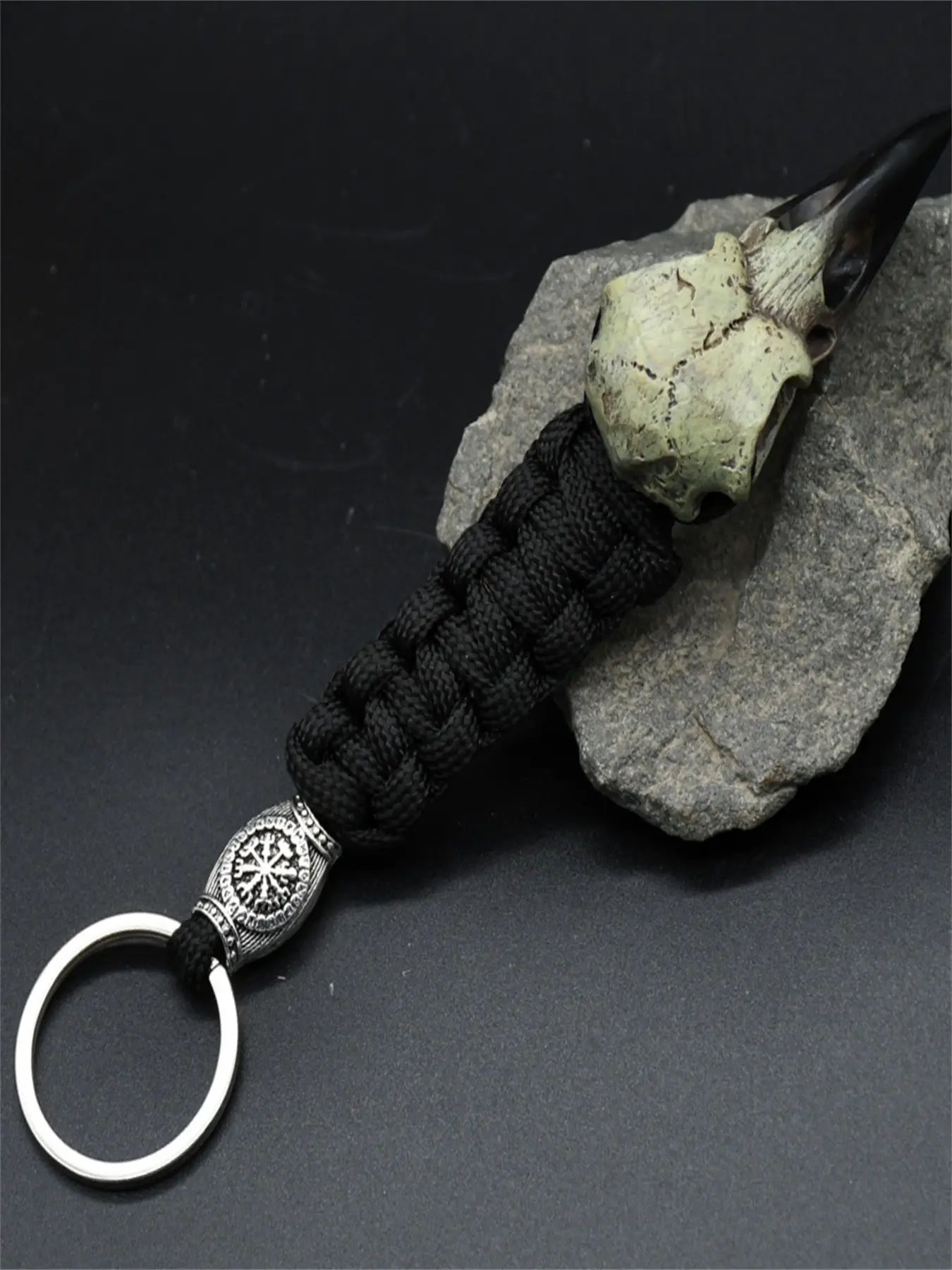 Handmade Viking Raven Head Tactical Umbrella Rope Keychain, Vintage Metal Pattern Pendant, Punk Cool Personality Key Ring, Unisex Decorative Accessory, Cool Keychains