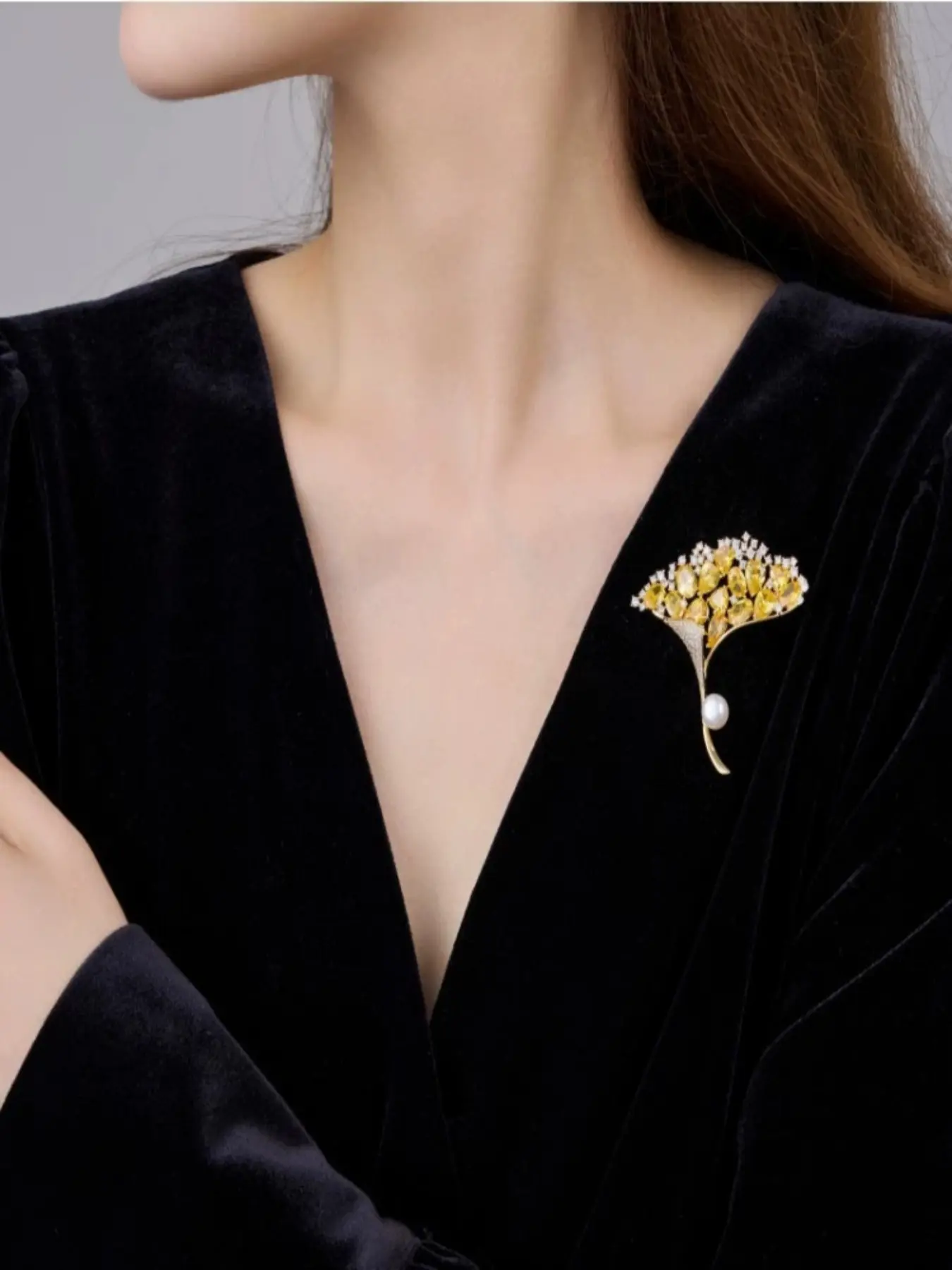 Elegant Crystal Ginkgo Leaf Brooch for Women, Rhinestone Imitation Pearl Floral Pin, Perfect for Dresses, Coats, Weddings, Parties, Christmas Gifts