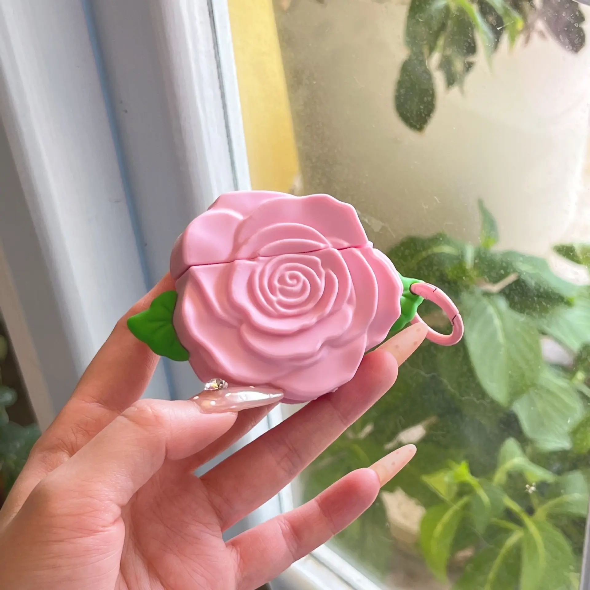 1 three-dimensional rose earphone case, cute wireless Bluetooth earphone case, anti drop, durable, stylish and Aesthetic accessory, suitable for AirPods 5/pro3/4/pro/pro2 (different models may have different shapes)