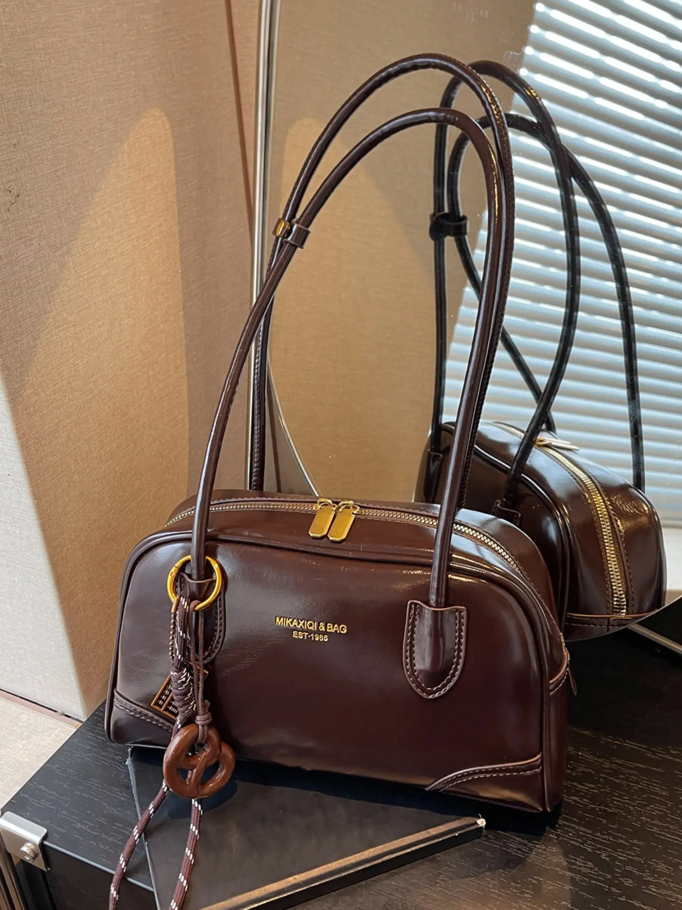 Retro light luxury texture versatile shoulder bag, Casual shoulder bag, double handle design, with alkali water knot pendant, simple, stylish and personalized underarm bag, suitable for daily commuting and friend gatherings