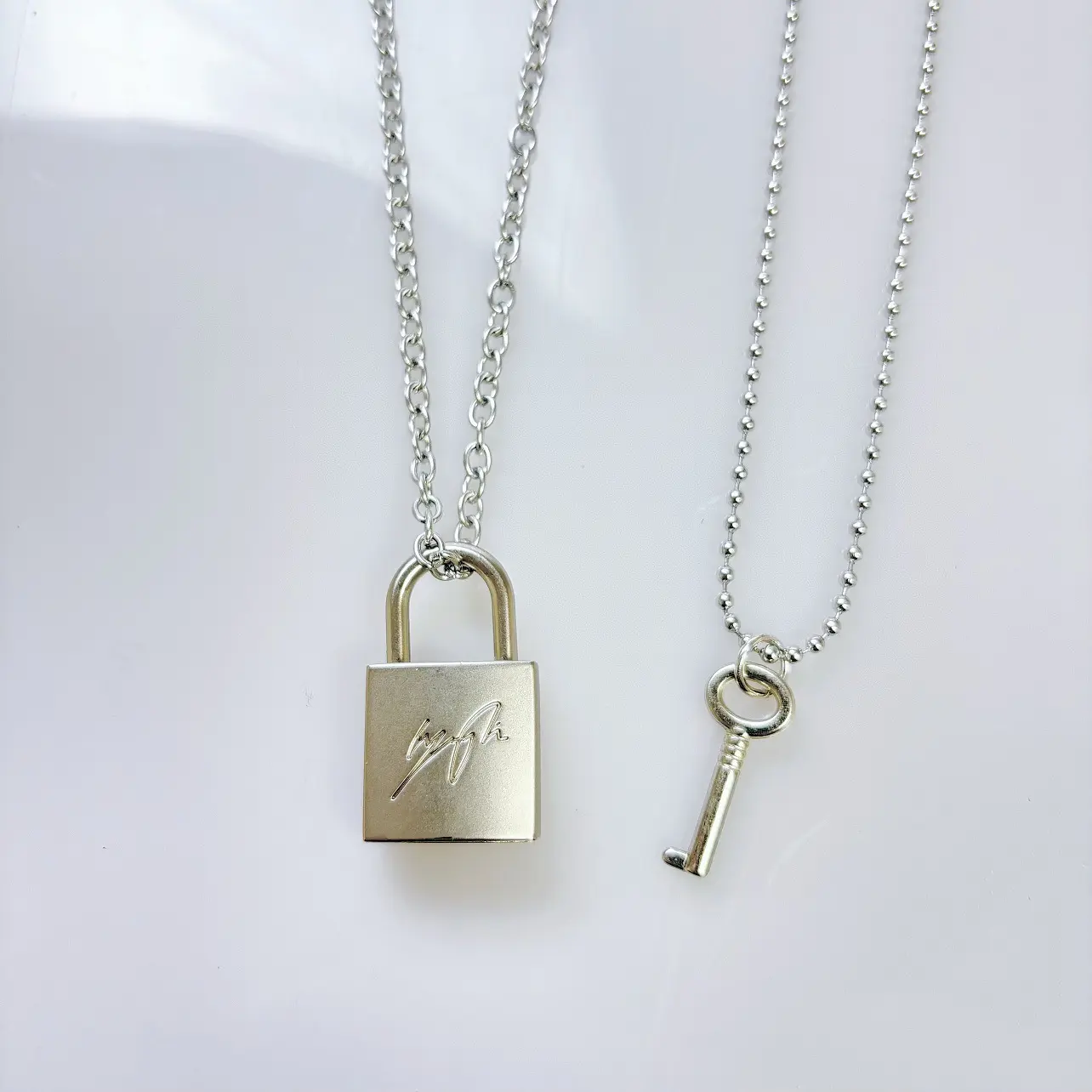 Grunge Padlock & Key Couple Necklace Set, Silver Tone Gothic Letter Engraved Lock Pendant, 2pcs Matching Chain for Couples & Best Friends