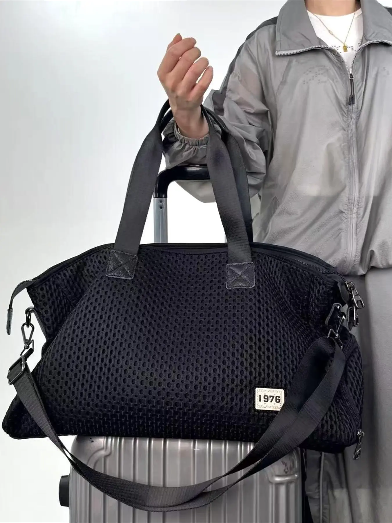 Ladies' fashionable and minimalist luggage bag, large capacity sports and fitness bag, with shoe compartment - large tote bag, street style spliced city bag, zipper closure and sturdy handle, suitable for business, vacation and daily use