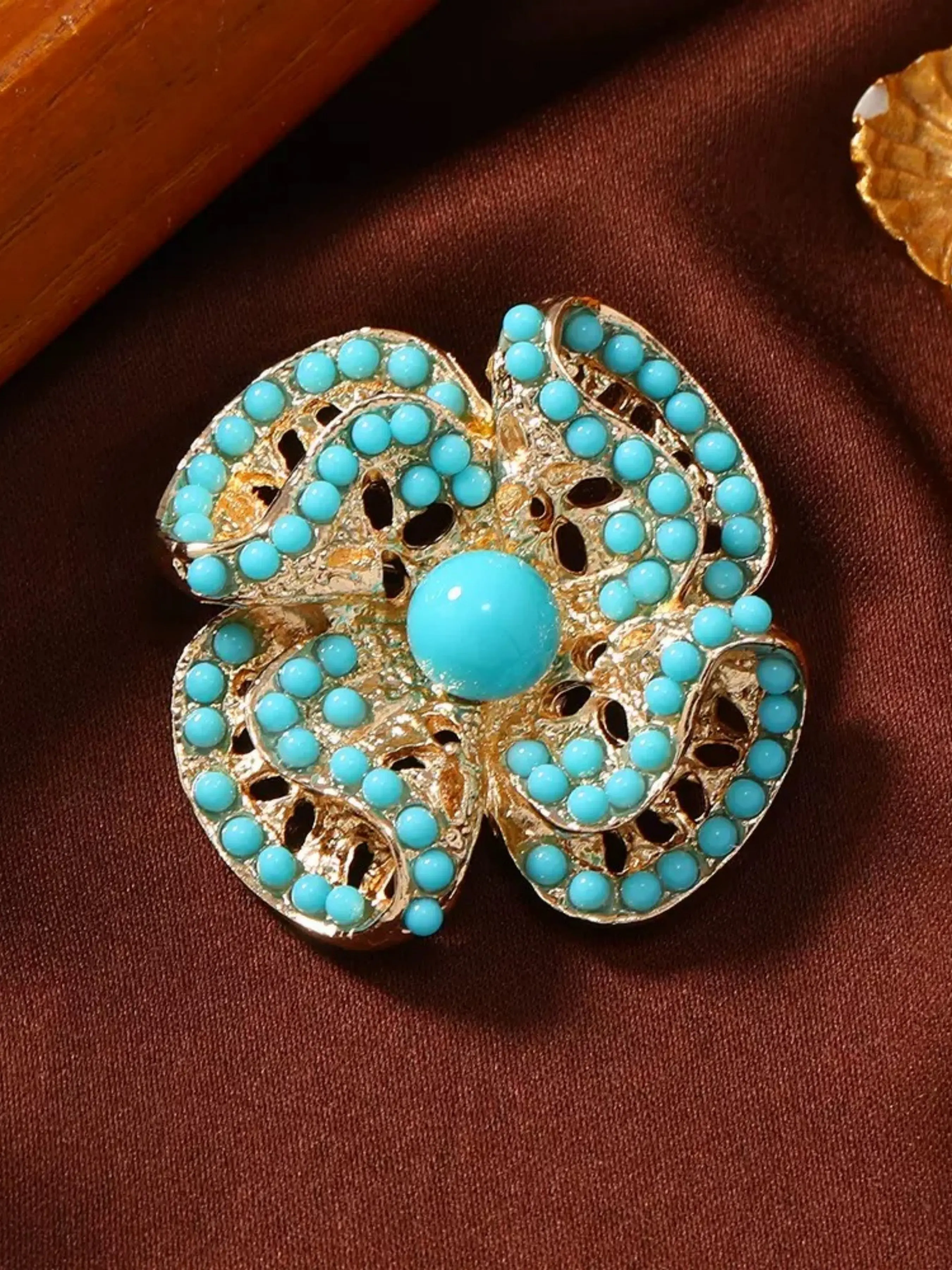 Elegant Geometric Lapel Pin, Floral Design, Versatile Accessory for Blazers & Coats, Perfect for Office & Casual Wear