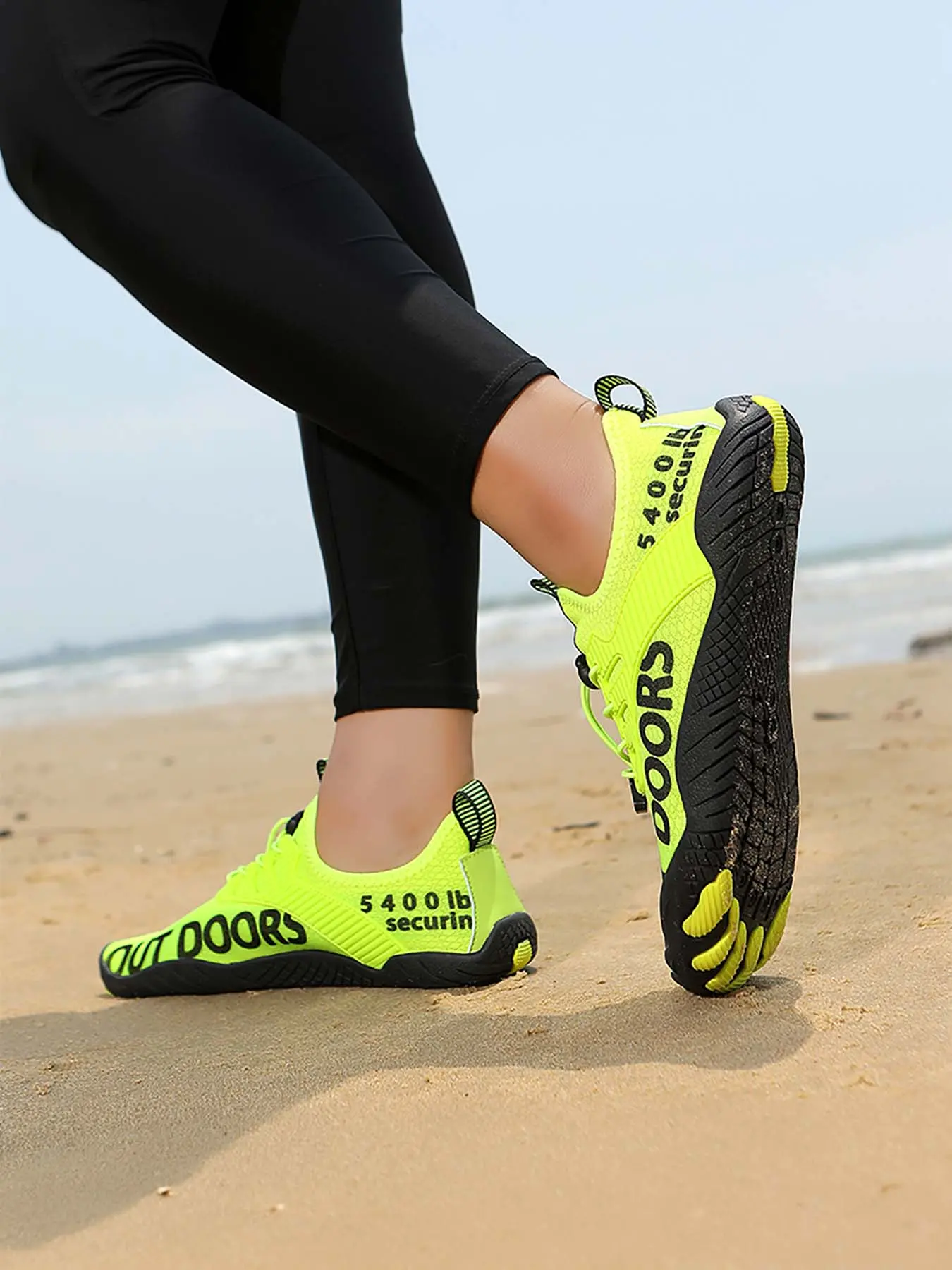 A pair of men's outdoor wading canyoning shoes, Water Aqua Shoes, breathable and quick-drying mesh, non-slip and wear-resistant, suitable for beach, outdoor and water sports casual wear.