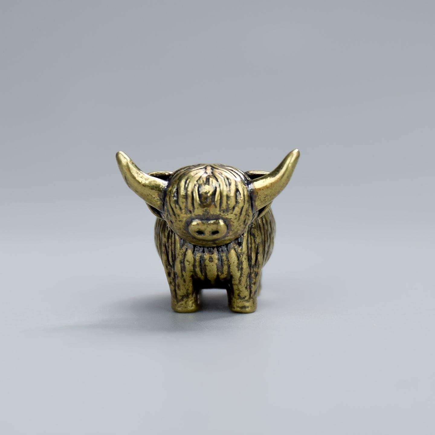 Retro Brass Mini Bull Statue | Solid Brass Material — A Decorative Mini Ornament Suitable for Tea Tables and Various Room Settings (No Electricity Required)