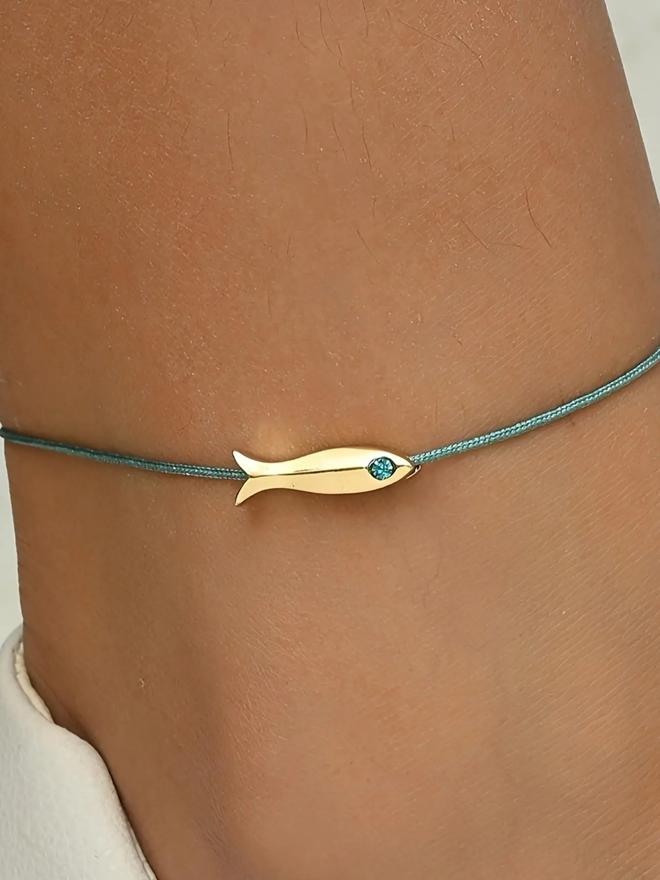 Handmade Blue Mini Fish Charm Anklet for Women, Adjustable Thin Rope Ocean Foot Bracelet, Boho Beach Jewelry, Cute Marine Party Accessory, Summer Jewelry