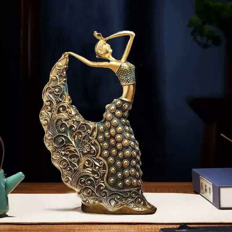 Vintage Peacock Dancer Sculpture, entirely handcrafted from polyresin with an exquisite and charming design. It can be placed in wedding rooms, living rooms and entrance cabinets to decorate spaces and create a wonderful atmosphere