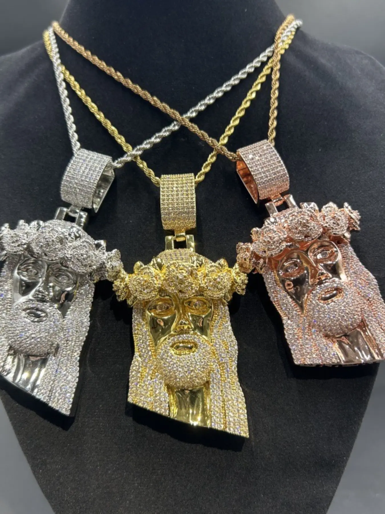 Roses Flower Zircon Pendant Necklace, Hip Hop Style, High-Quality Zircon Embellishment, Men's Streetwear Jewelry