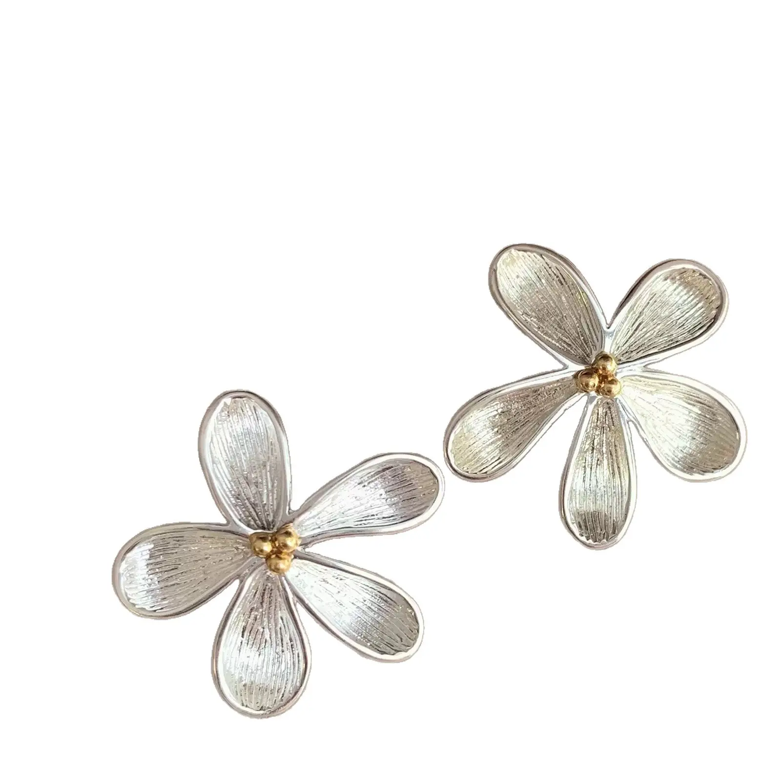 Matte brushed flower stud earrings niche design gentle commuter earrings retro old sweet cool girl heart earrings