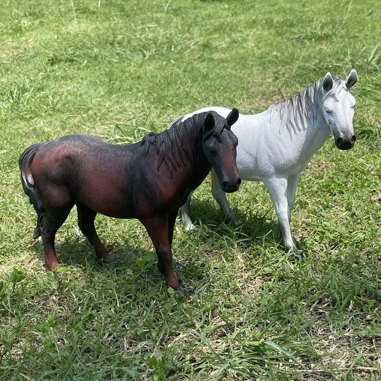 Realistic Resin Horse Statue Eating Grass, Decorative Art for Living Room Garden, Indoor Outdoor Use, Perfect Gift for Horse Lovers