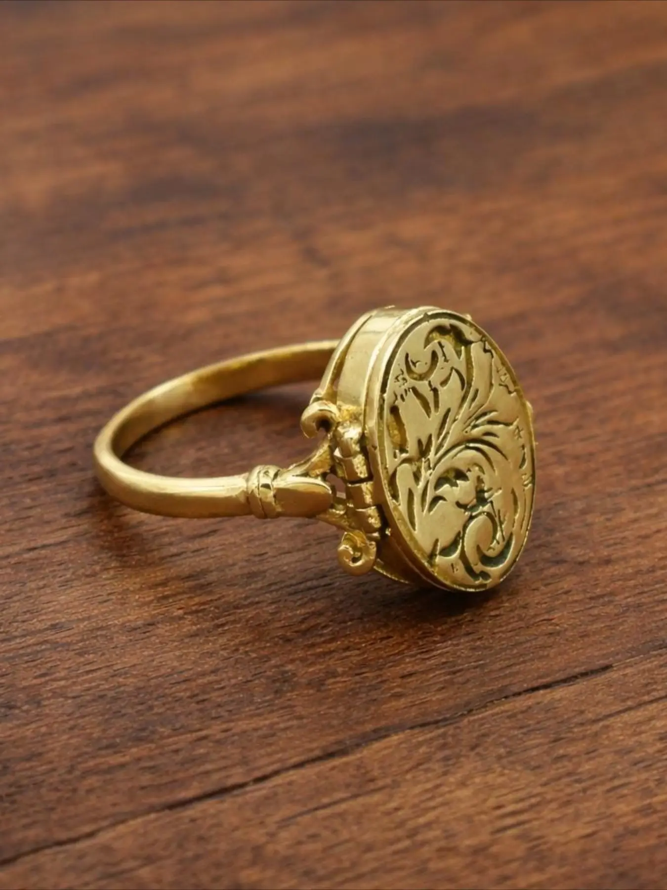 Golden Plated Oval Locket Ring Openable Secret Compartment Vintage Floral Engraved Poison Ring Gothic Jewelry For Women Finger Rings