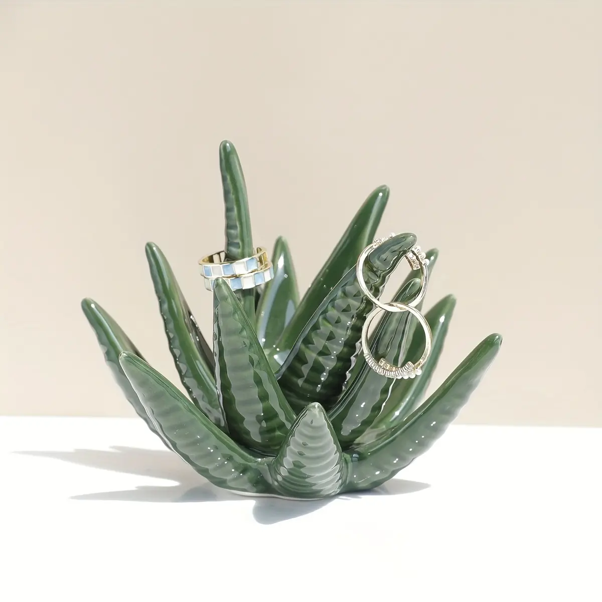 1pc of Green Aloe Vera Ceramic Jewelry Display Stand for Rings, Earrings, And Necklaces, Along with a Storage Tray. This Creative Home Decor Item Features a Glossy Surface And a Unique Succulent Design, Perfect for Organizing Stylish Earrings